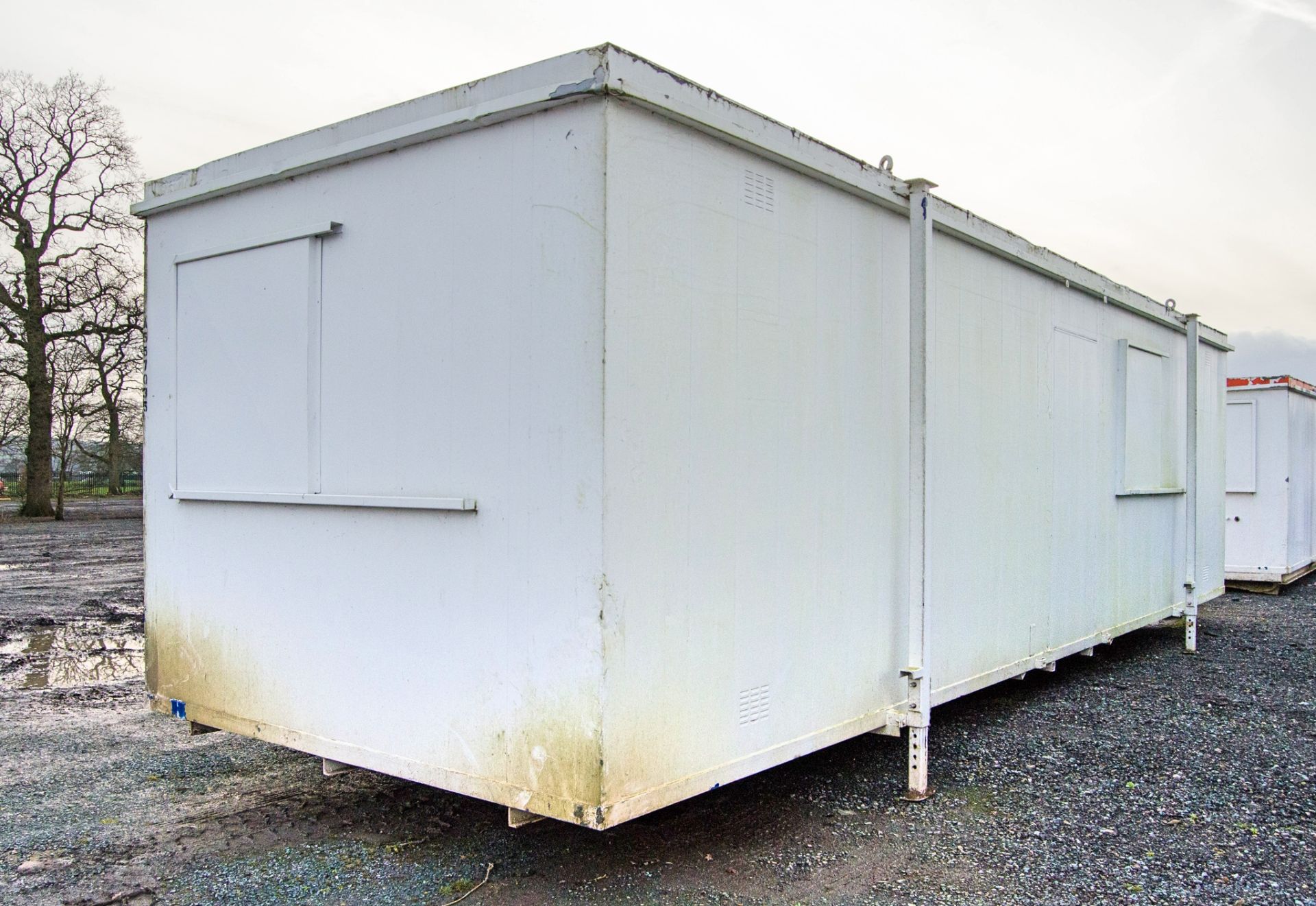 32ft x 10ft steel jack leg anti-vandal site office unit A557035 ** No keys but unlocked ** - Image 4 of 6