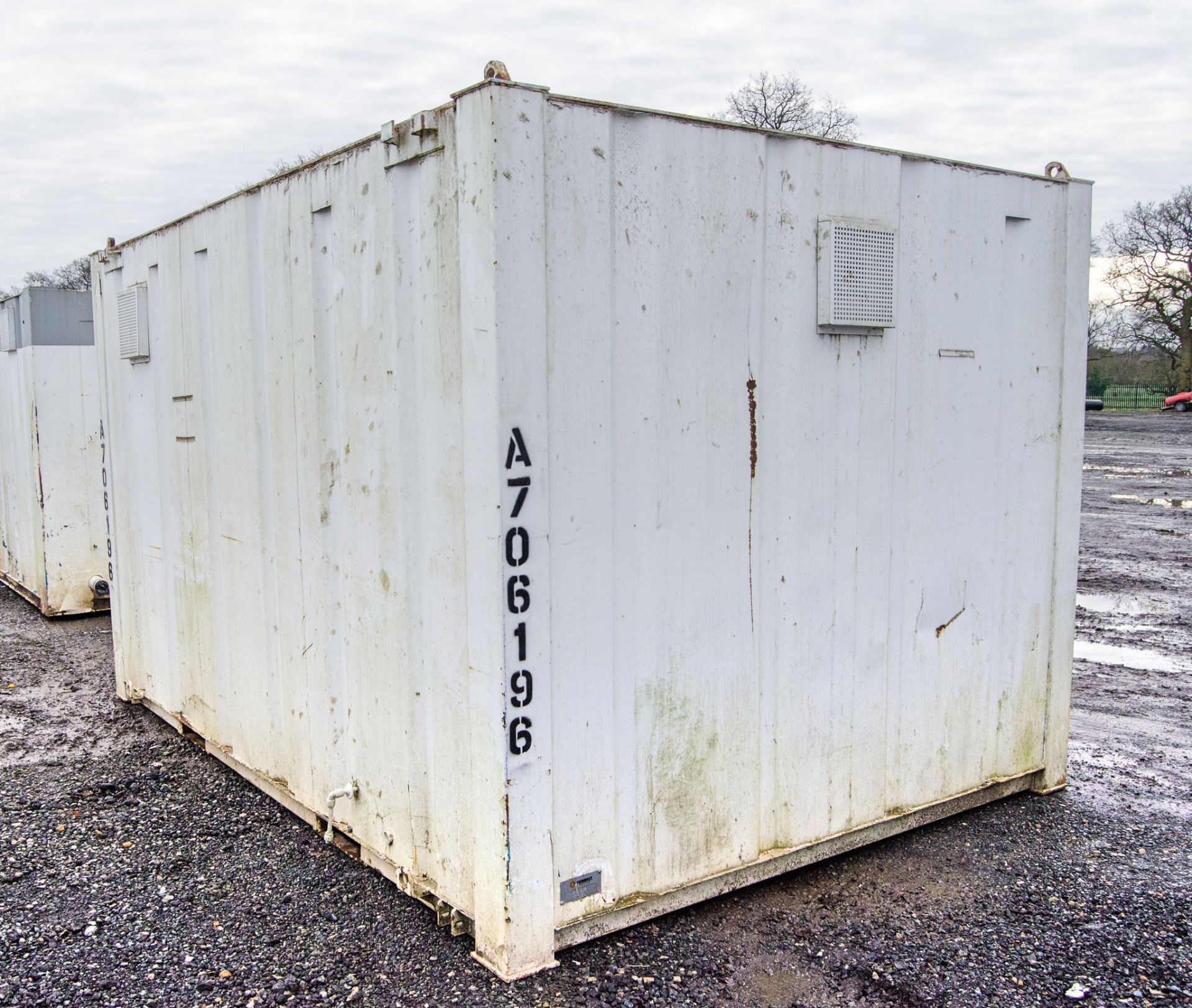 12ft x 8ft steel changing room/shower site unit A706196 ** No keys but unlocked ** - Image 3 of 7