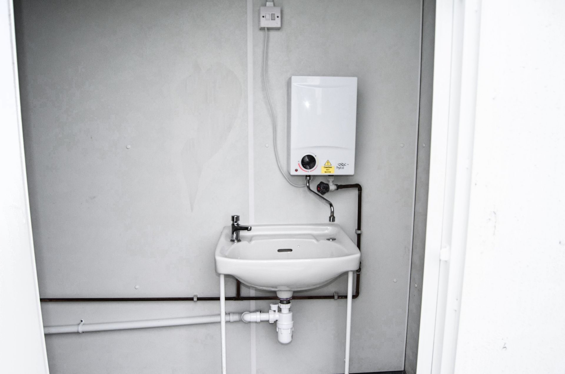 16ft x 8ft steel jack leg 3+1 toilet site unit Comprising of: Gents toilet(3 - cubicles, 2 - urinals - Image 12 of 12