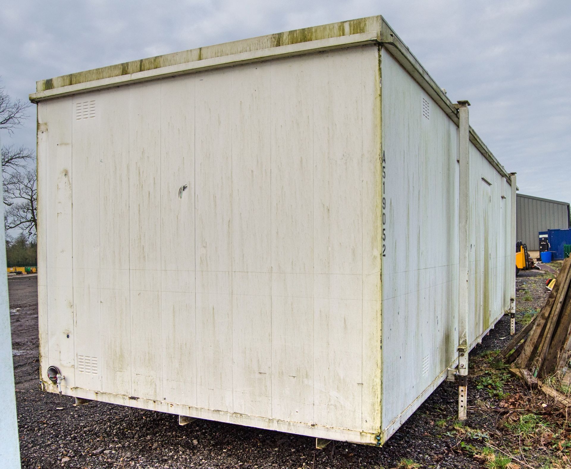 32ft x 10ft steel jack leg 4+4 toilet site unit Comprising of: Lobby area & 2 - toilet rooms (each - Image 4 of 18