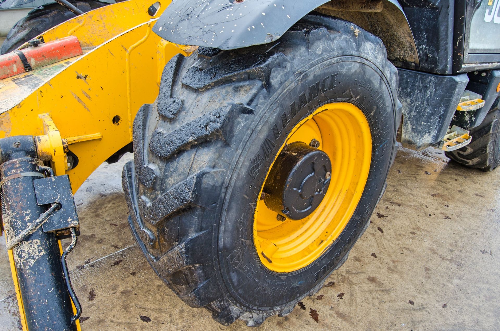 JCB 535-125 Hi-Viz 12.5 metre telescopic handler Year: 2015 S/N: 2348540 Recorded Hours: 4358 - Image 13 of 24