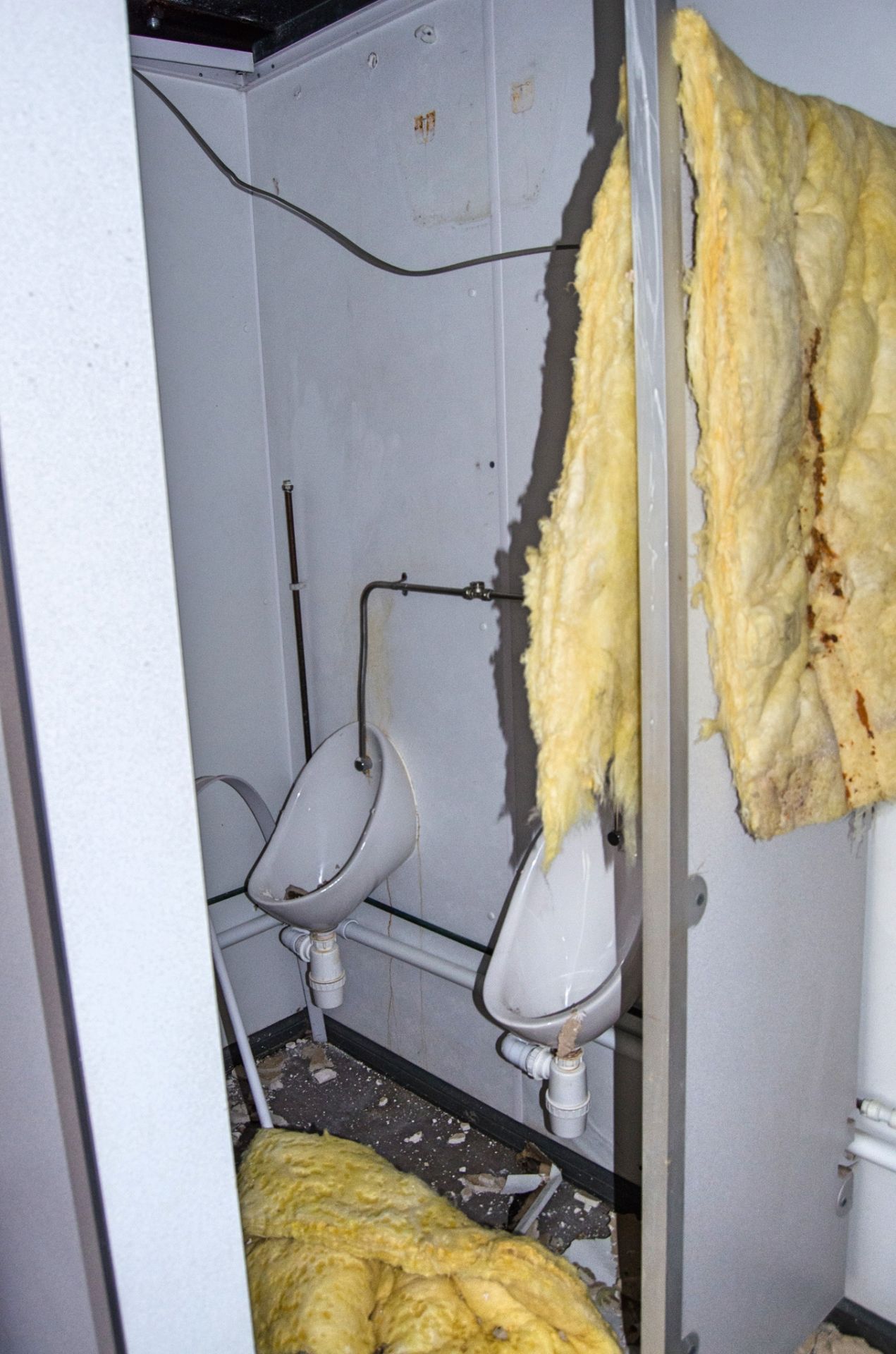 16ft x 8ft steel jack leg 3+1 toilet site unit Comprising of: Gents toilet(3 - cubicles, 2 - urinals - Image 6 of 12