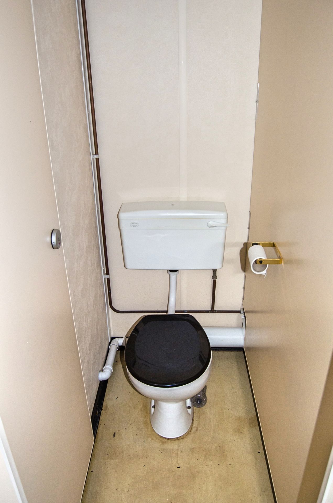 32ft x 10ft steel toilet site unit Comprising of: Gents toilet(4 - cubicles, 4 - urinals & 3 - - Image 12 of 15