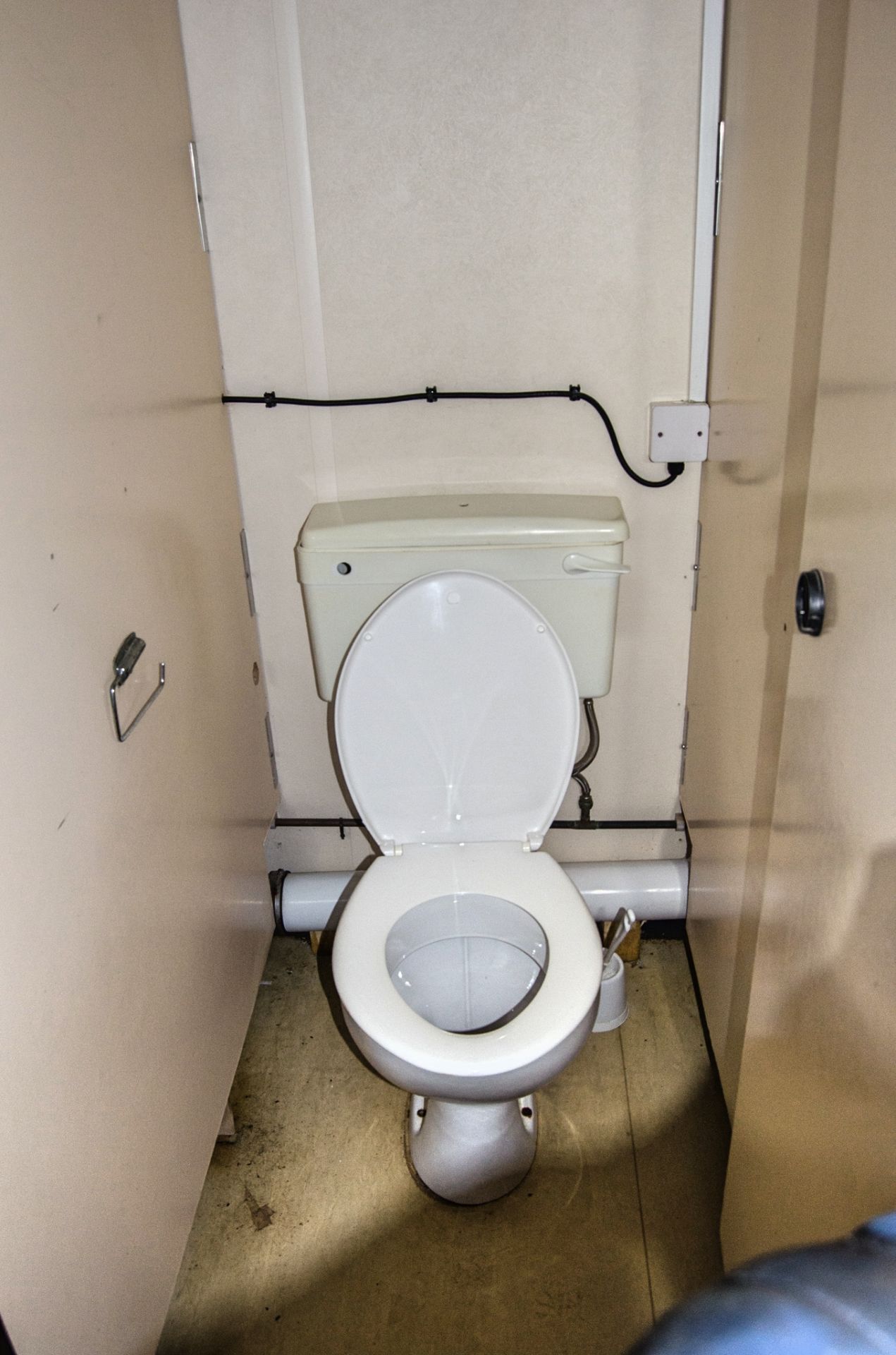 32ft x 10ft steel toilet site unit Comprising of: Gents toilet(4 - cubicles, 4 - urinals & 3 - - Image 7 of 15