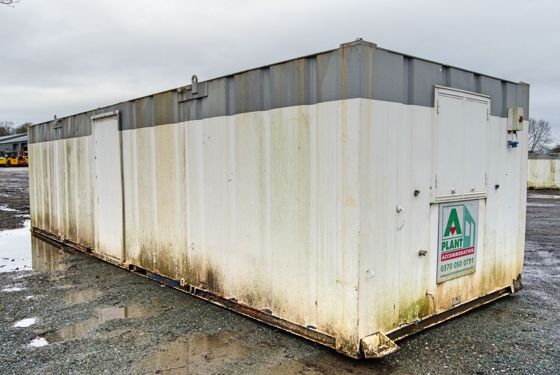 32ft x 10ft steel anti-vandal office site unit Comprising of: 2 offices A581009 ** No keys but - Image 3 of 7