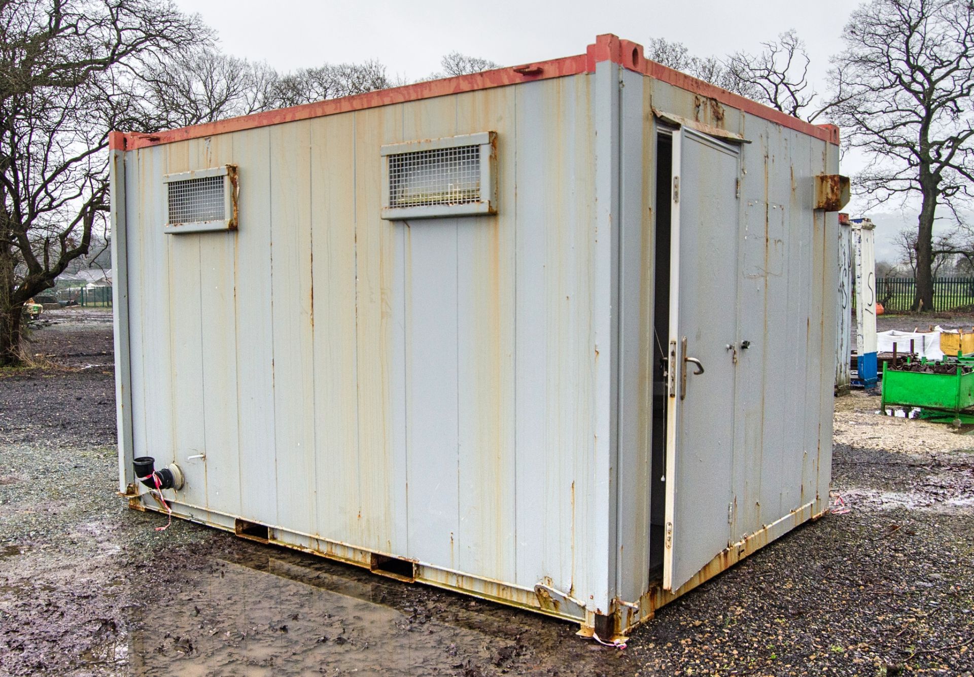 12 ft x 9 ft steel jack leg 2+1 toilet site unit Comprising of: Gents toilet (2 - cubicles, 2 - - Image 3 of 10