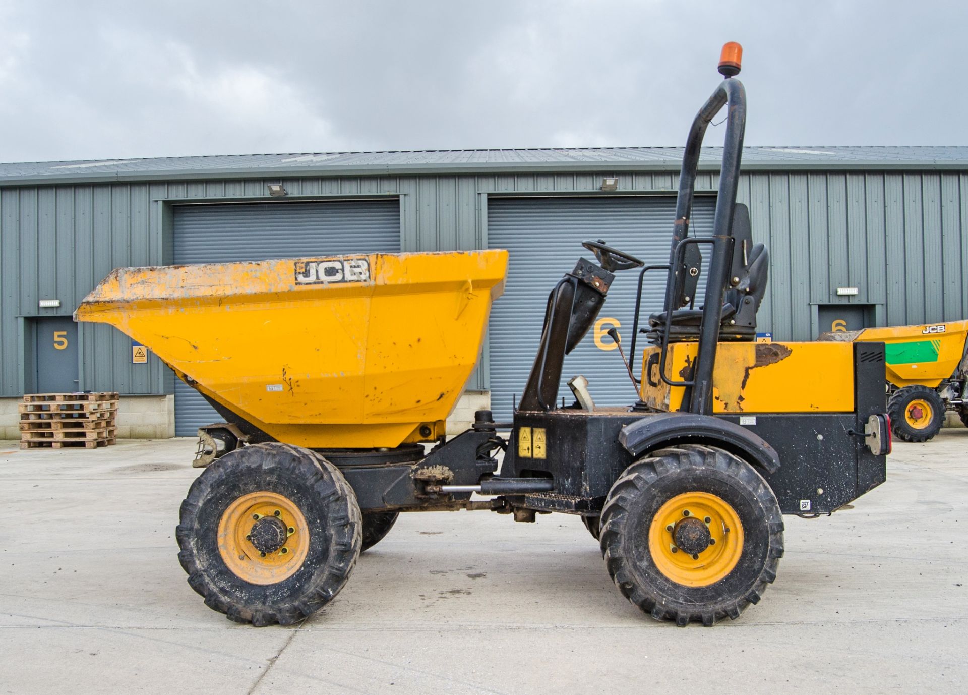 JCB 3 tonne swivel skip dumper Year: 2015 S/N: EFFRF8427 Recorded Hours: 1247 c/w V5C registration - Image 7 of 25