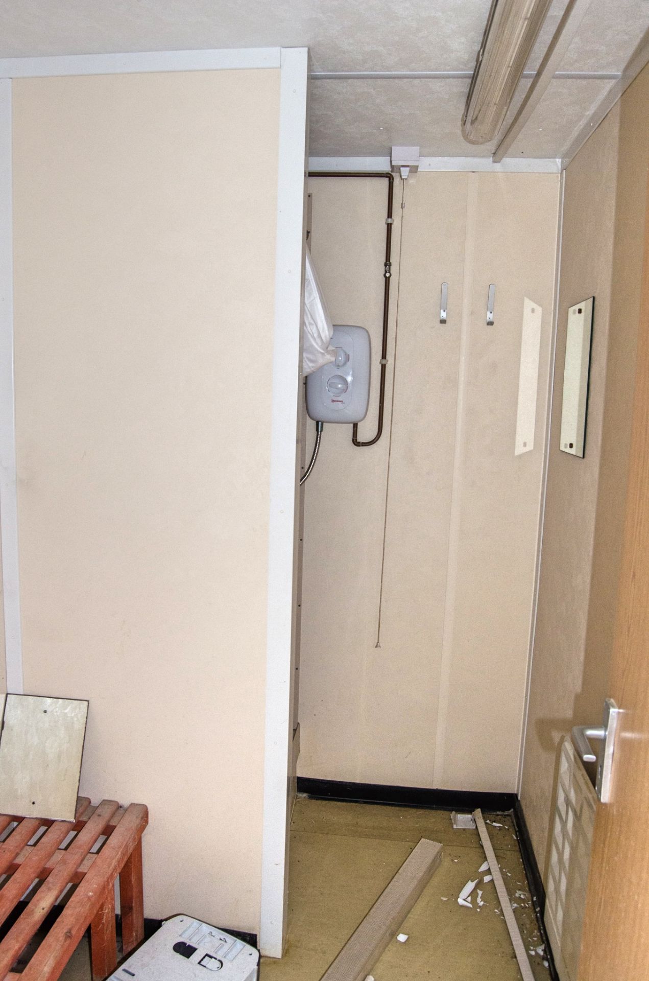 32ft x 10ft steel toilet site unit Comprising of: Gents toilet(4 - cubicles, 4 - urinals & 3 - - Image 14 of 15