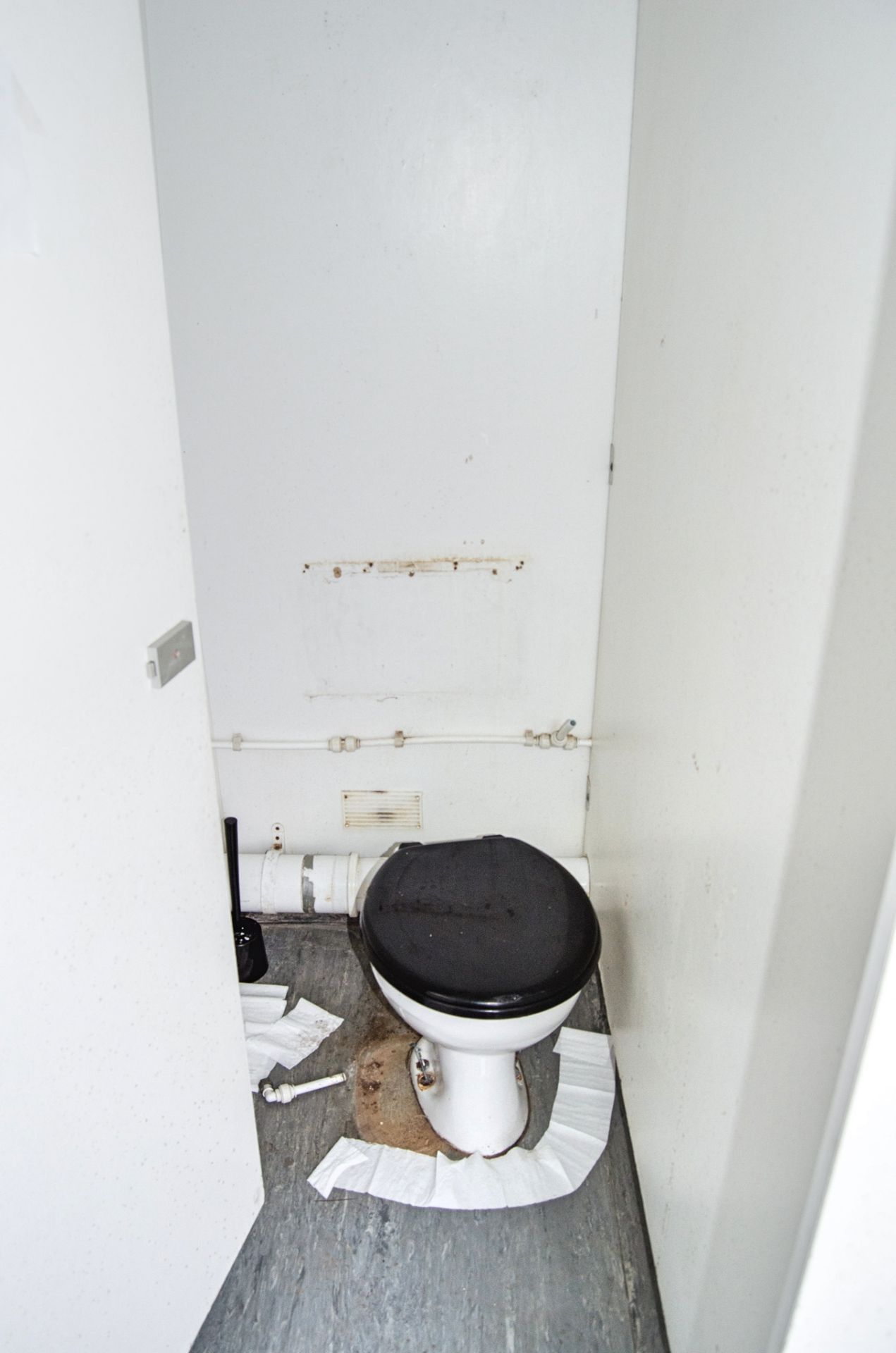 16ft x 9ft steel 3+1 toilet site unit Comprising of: Gents toilet(3 - cubicles, 3 - urinals & 3- - Image 9 of 10