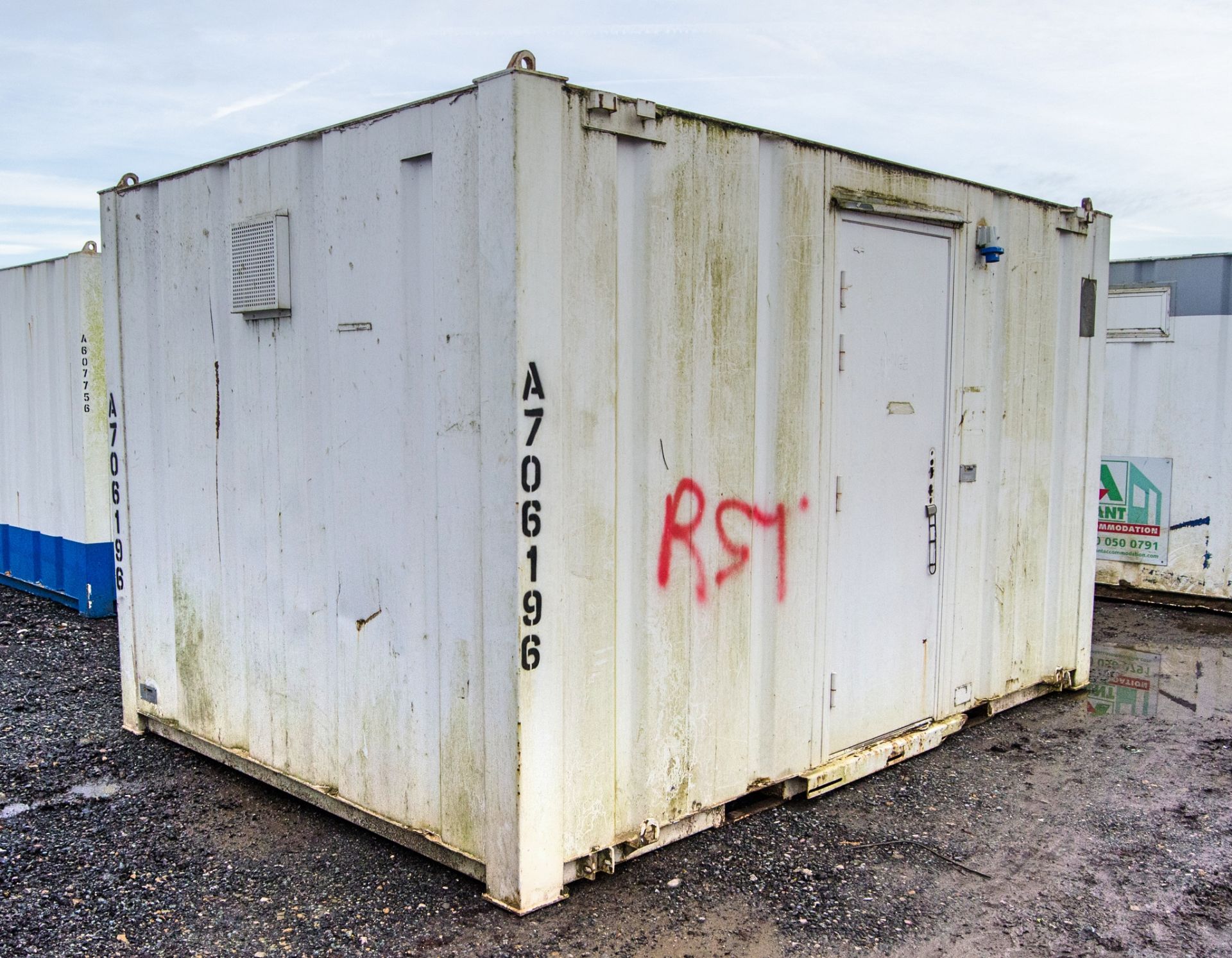 12ft x 8ft steel changing room/shower site unit A706196 ** No keys but unlocked ** - Image 2 of 7