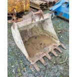 Geith 3ft digging bucket Pin diameter: 45mm Pin centres: 330mm Pin width: 170mm