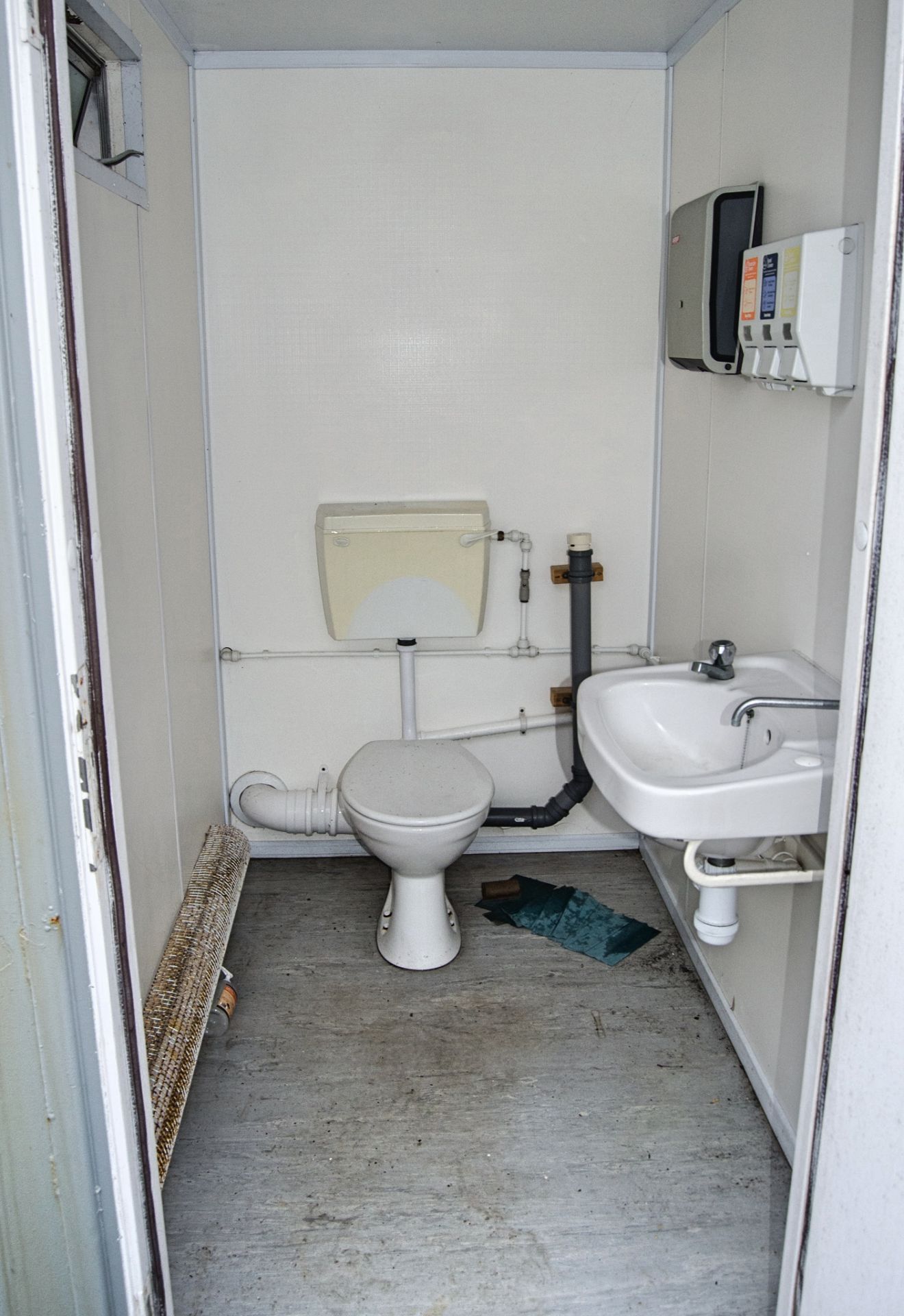 12 ft x 9 ft steel jack leg 2+1 toilet site unit Comprising of: Gents toilet (2 - cubicles, 2 - - Image 10 of 10