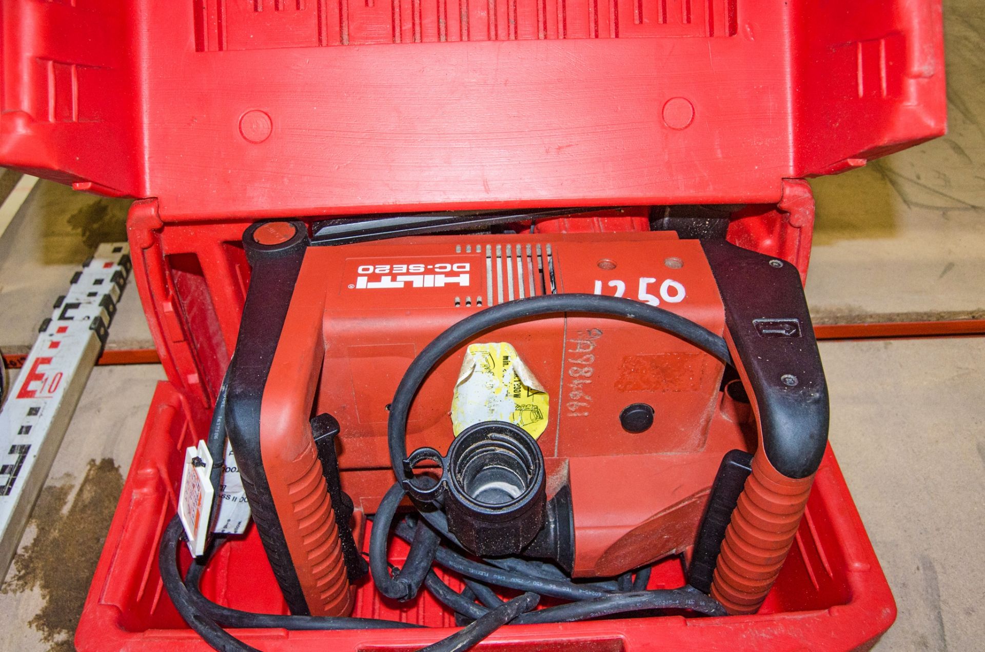 Hilti DC-SE20 110v wall chaser c/w carry case A984661