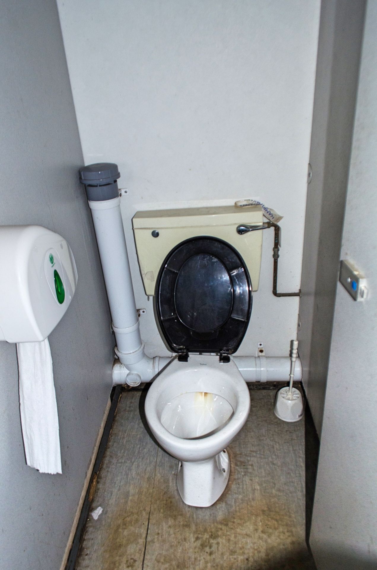 32ft x 10ft steel jack leg 4+4 toilet site unit Comprising of: Lobby area & 2 - toilet rooms (each - Image 18 of 18