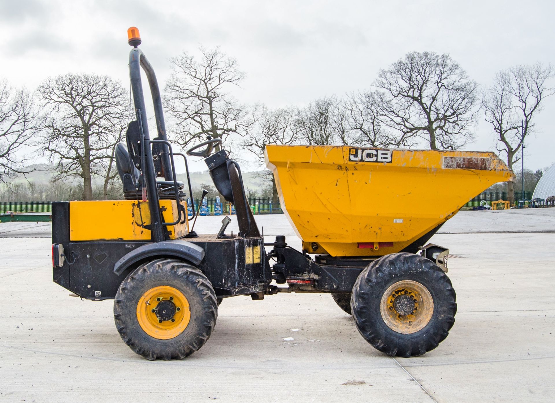 JCB 3 tonne swivel skip dumper Year: 2015 S/N: EFFRF8427 Recorded Hours: 1247 c/w V5C registration - Image 8 of 25