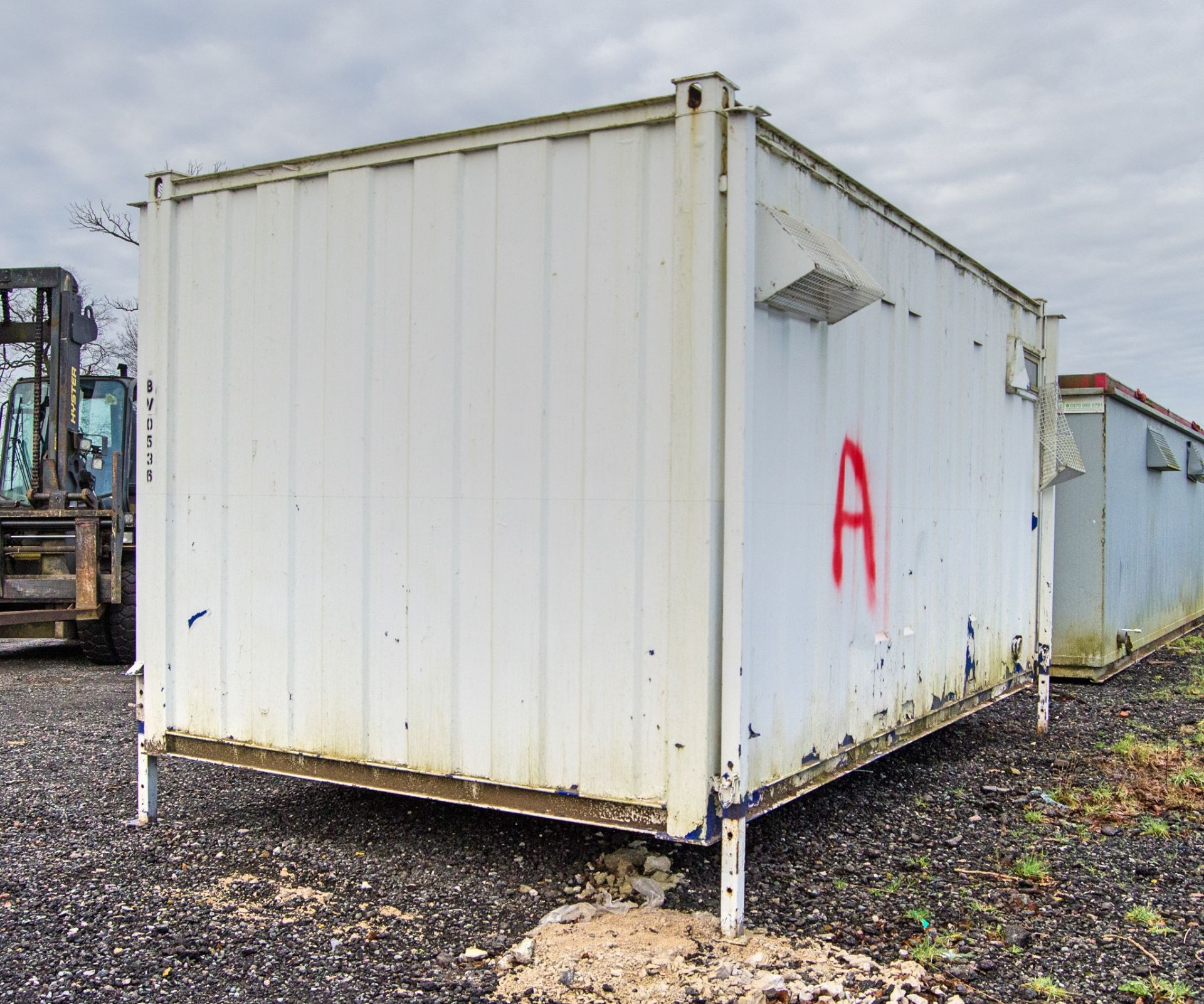 16ft x 9ft steel 3+1 toilet site unit Comprising of: Gents toilet(3 - cubicles, 3 - urinals & 3- - Image 4 of 10