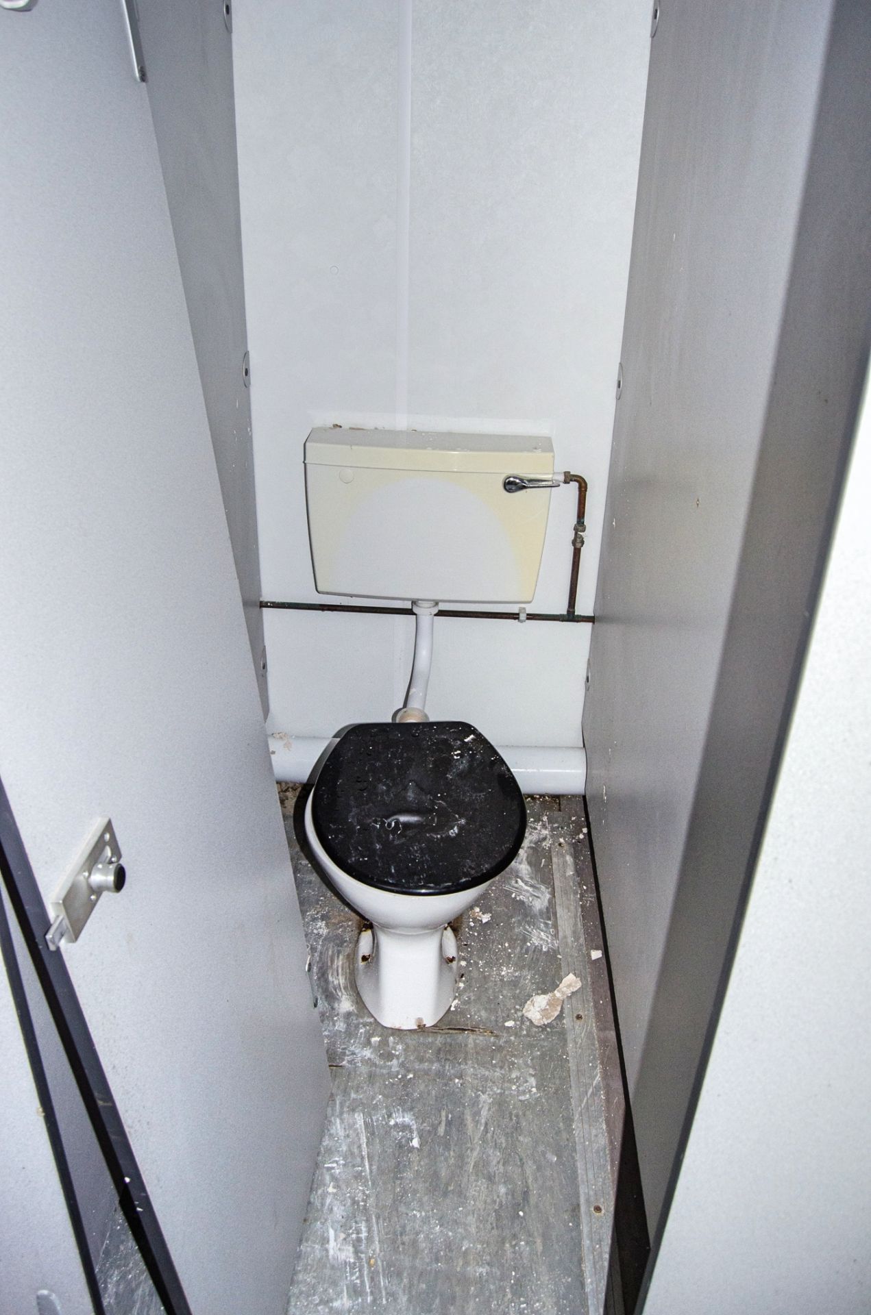 16ft x 8ft steel jack leg 3+1 toilet site unit Comprising of: Gents toilet(3 - cubicles, 2 - urinals - Image 9 of 12