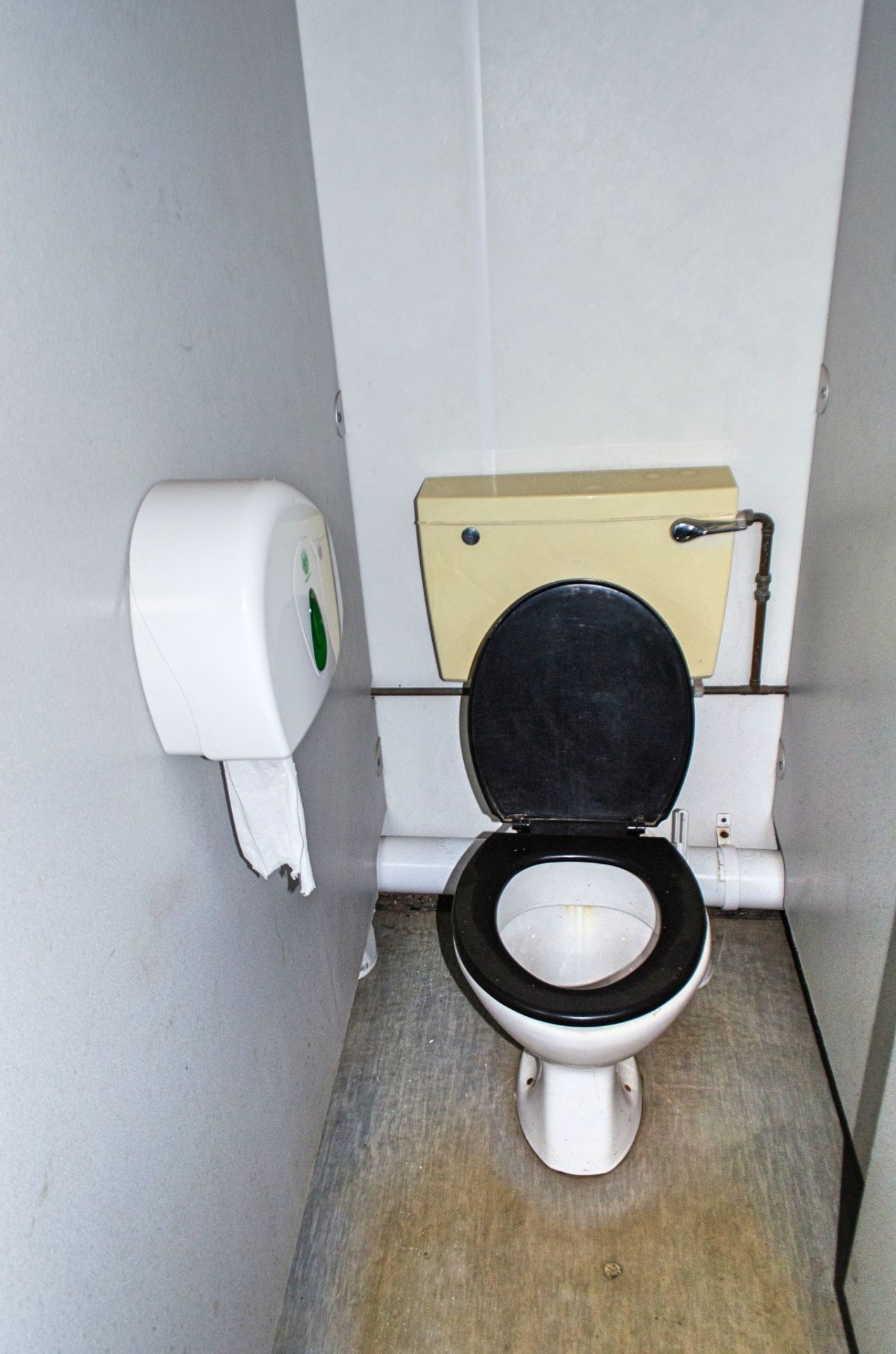 32ft x 10ft steel jack leg 4+4 toilet site unit Comprising of: Lobby area & 2 - toilet rooms (each - Image 17 of 18