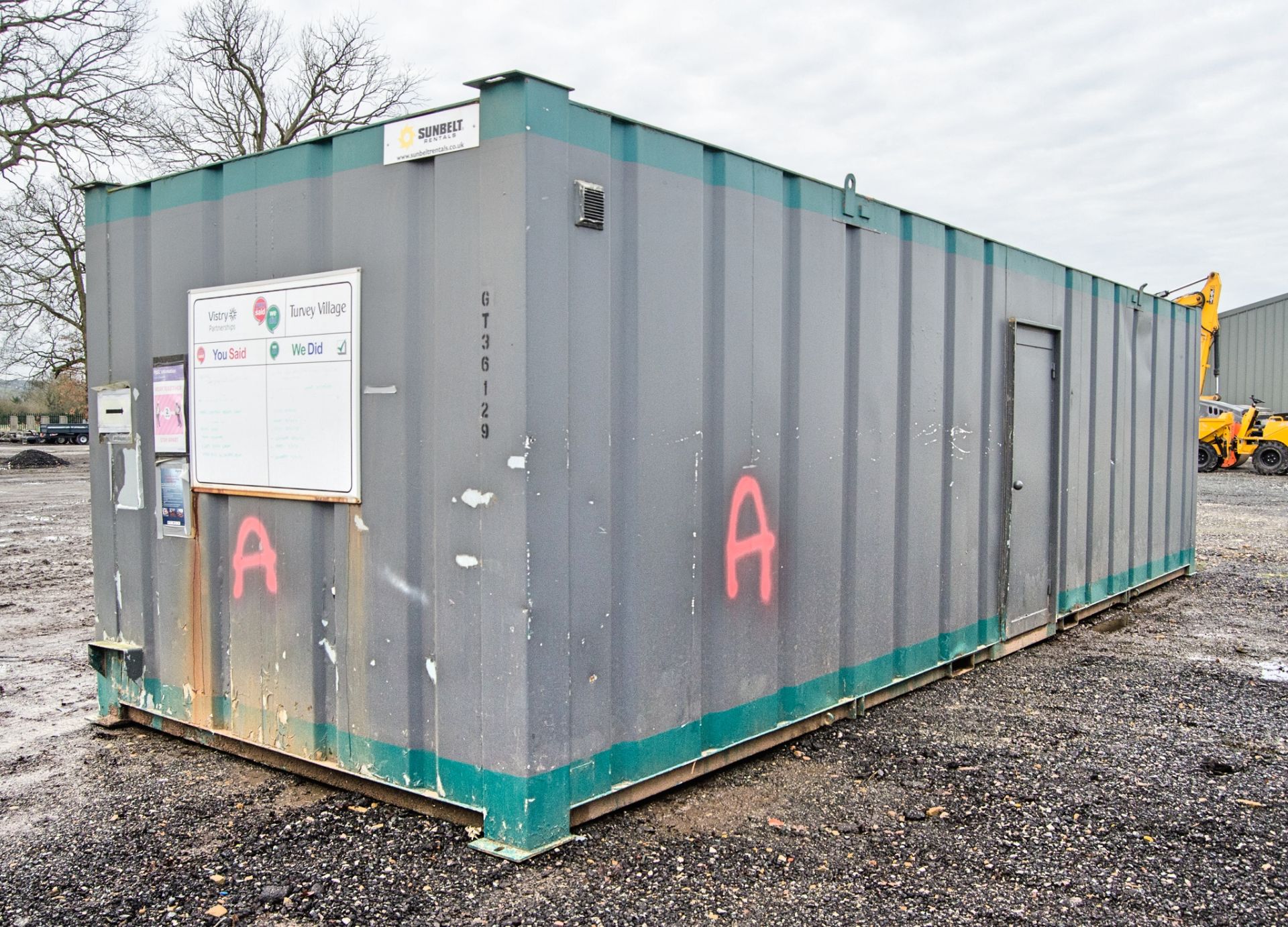32ft x 10ft steel toilet site unit Comprising of: Gents toilet(4 - cubicles, 4 - urinals & 3 - - Image 4 of 15