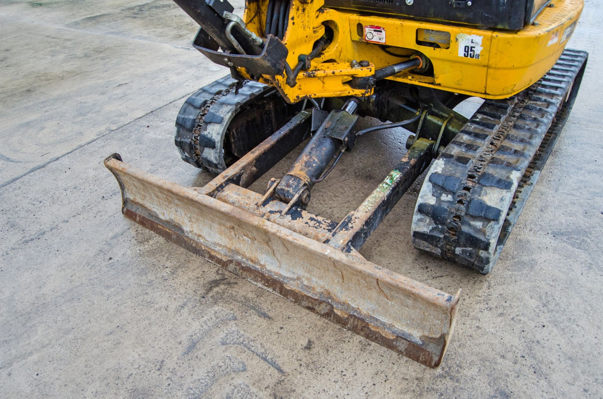 JCB 8025 ZTS 2.5 tonne rubber tracked mini excavator Year: 2015 S/N: 2226812 Recorded Hours: 2476 - Image 13 of 25