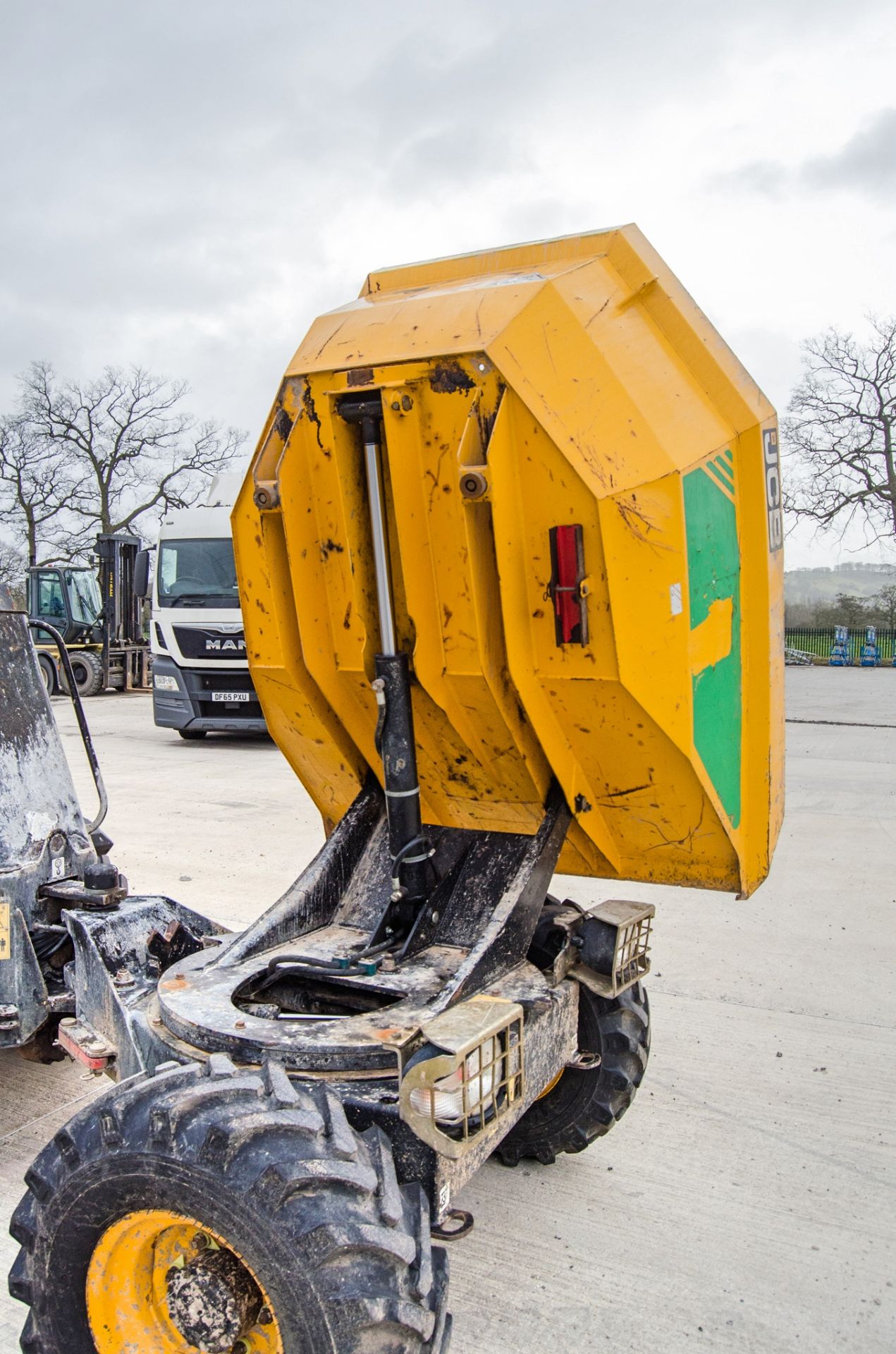 JCB 3 tonne swivel skip dumper Year: 2016 S/N: EGGRF9860 Recorded Hours: 1504 c/w V5C certificate - Image 10 of 26