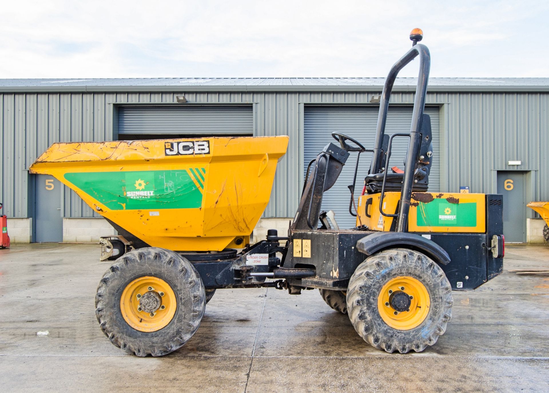 JCB 3 tonne swivel skip dumper Year: 2016 S/N: EGGRF9576 Recorded Hours: 1731 c/w V5C certificate - Image 7 of 21