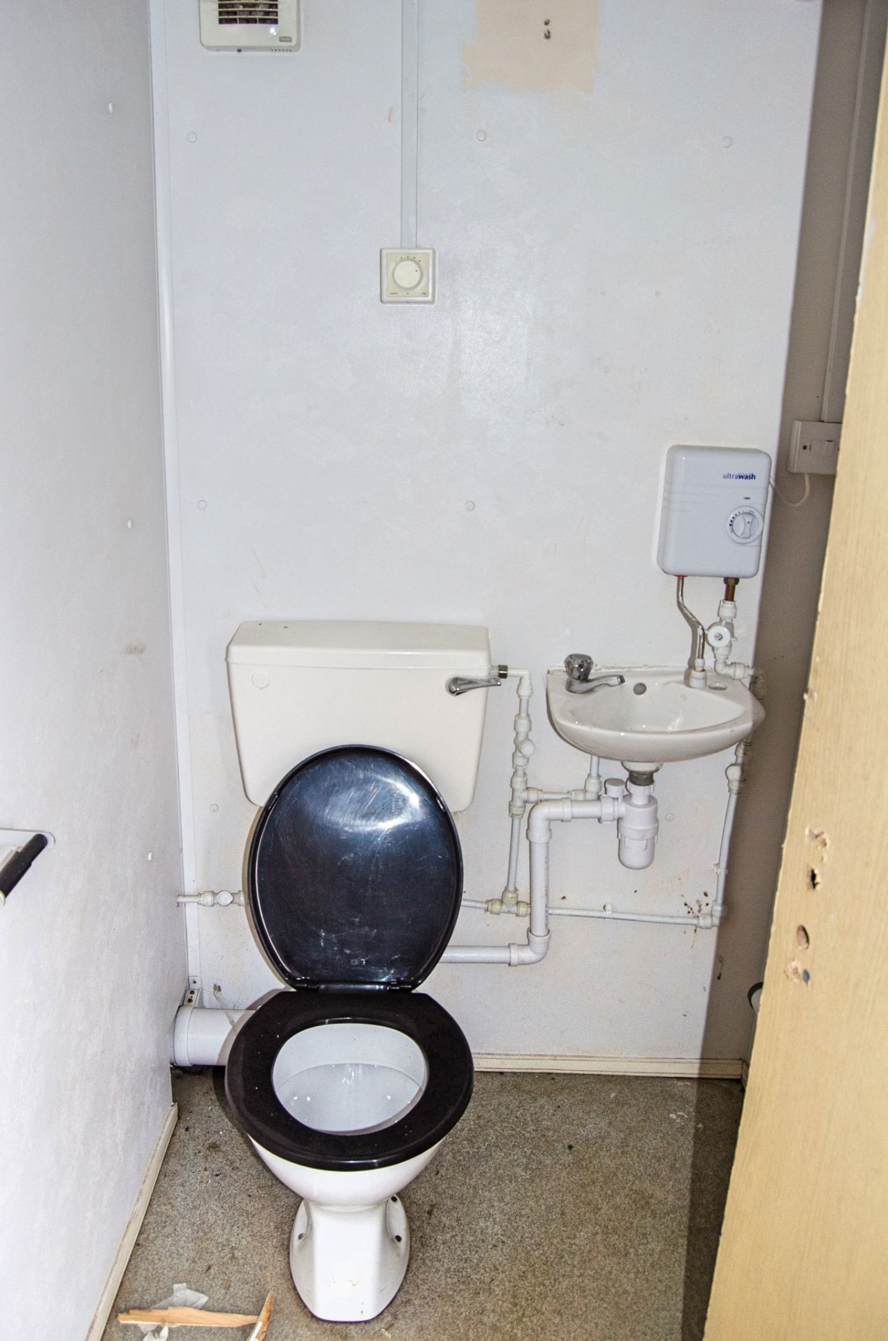 32ft x 10ft steel 4+2 toilet site unit Comprising of: Gents toilet(4 - cubicles, 2 - urinals & - Image 11 of 11