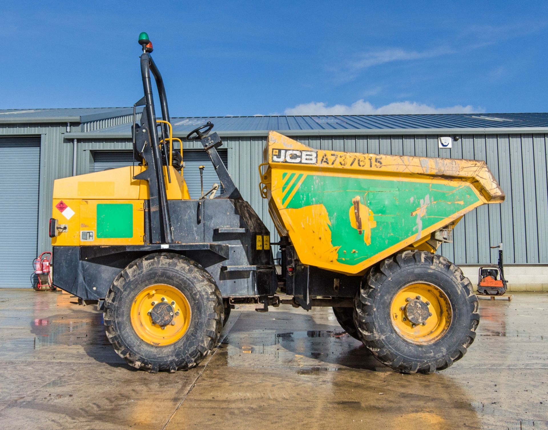 JCB 9 tonne straight skip dumper Year: 2016 S/N: EGGRM0027 Recorded Hours: 2271 c/w V5C - Image 8 of 23