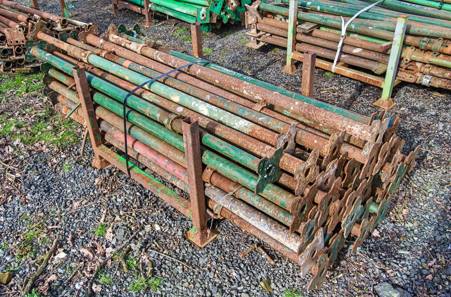 Stillage of adjustable steel props - Image 2 of 2