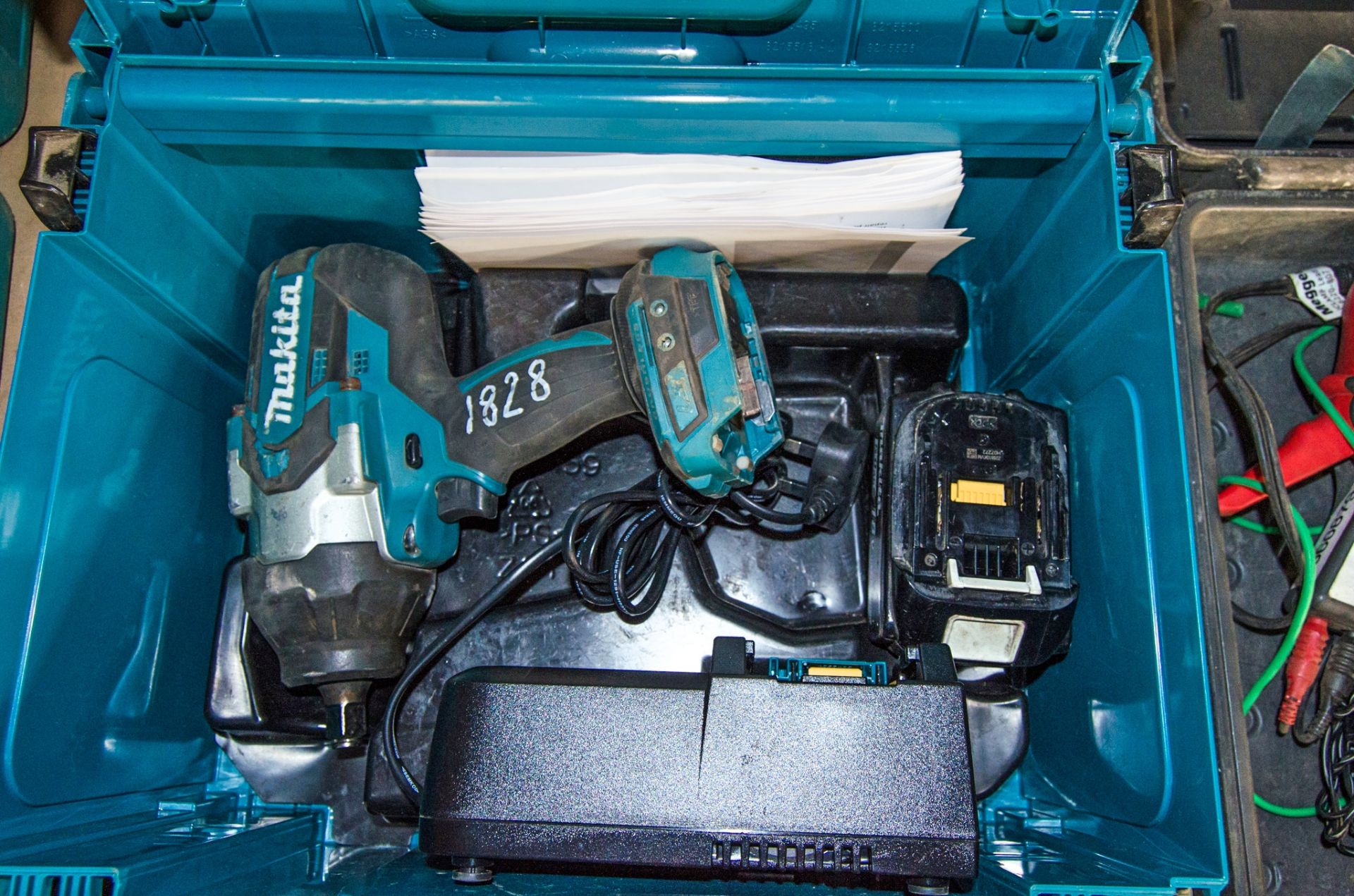 Makita DTW1002 18v cordless 1/2 inch drive impact gun c/w battery, charger and carry case A957030
