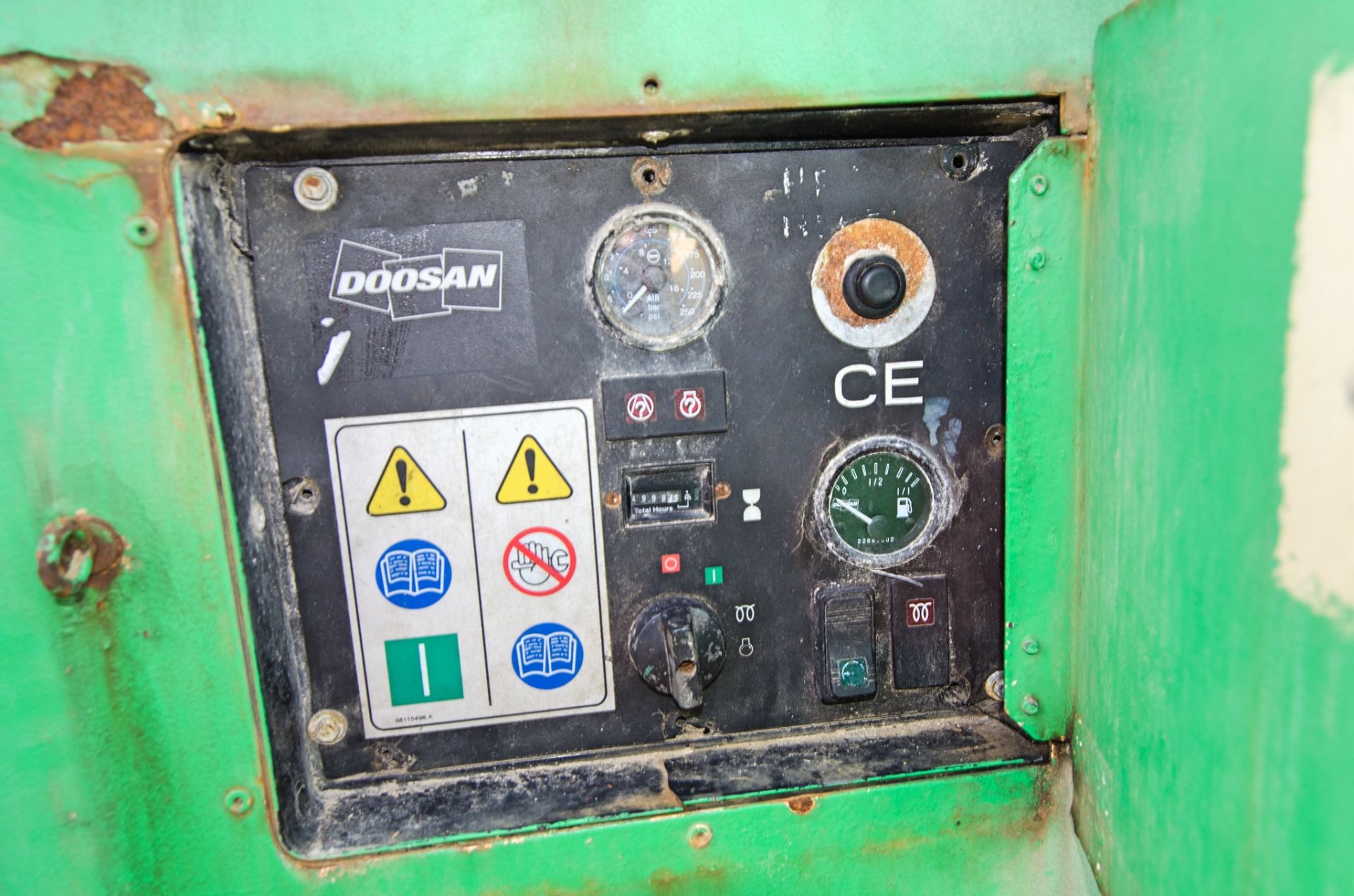 Doosan 9110 diesel driven fast tow mobile air compressor Year: 2013 S/N: 659402 Recorded hours: 4998 - Image 5 of 7