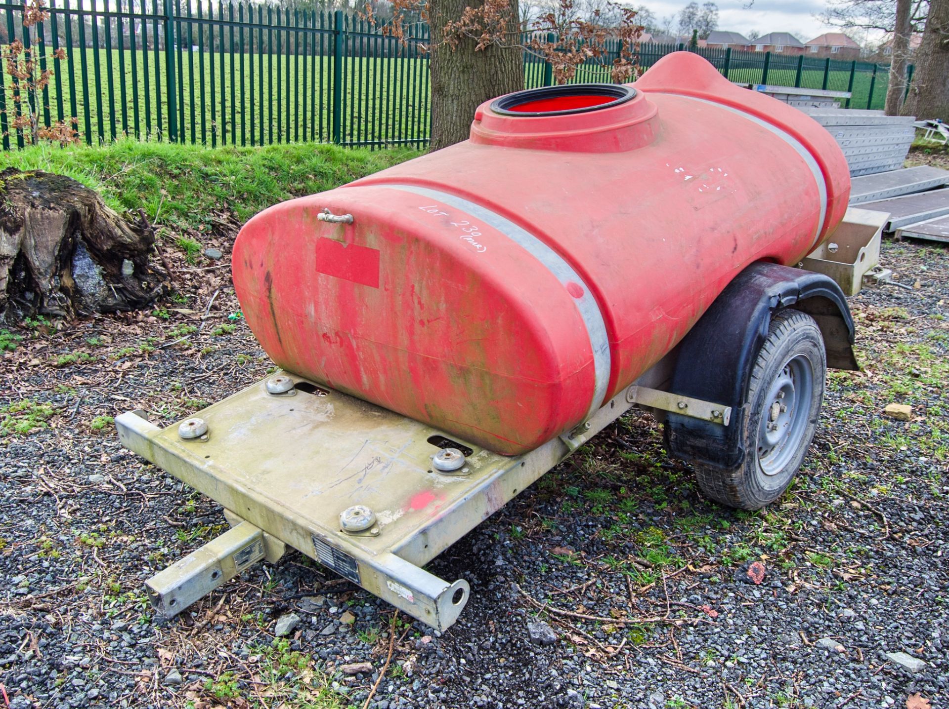 Western fast tow mobile water bowser ** Tow hitch missing and mud guard damaged ** OPF01161