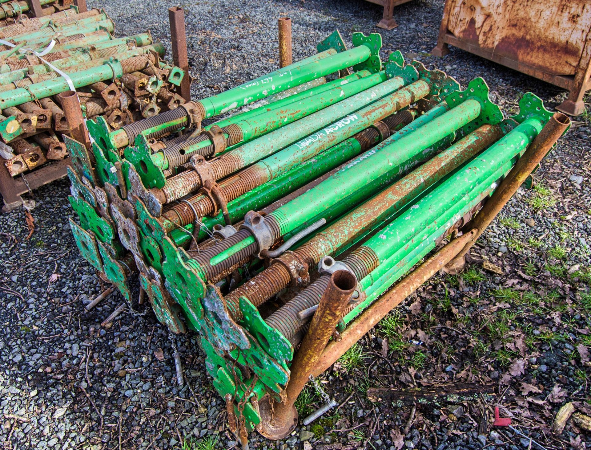 Stillage of adjustable steel props - Image 2 of 2