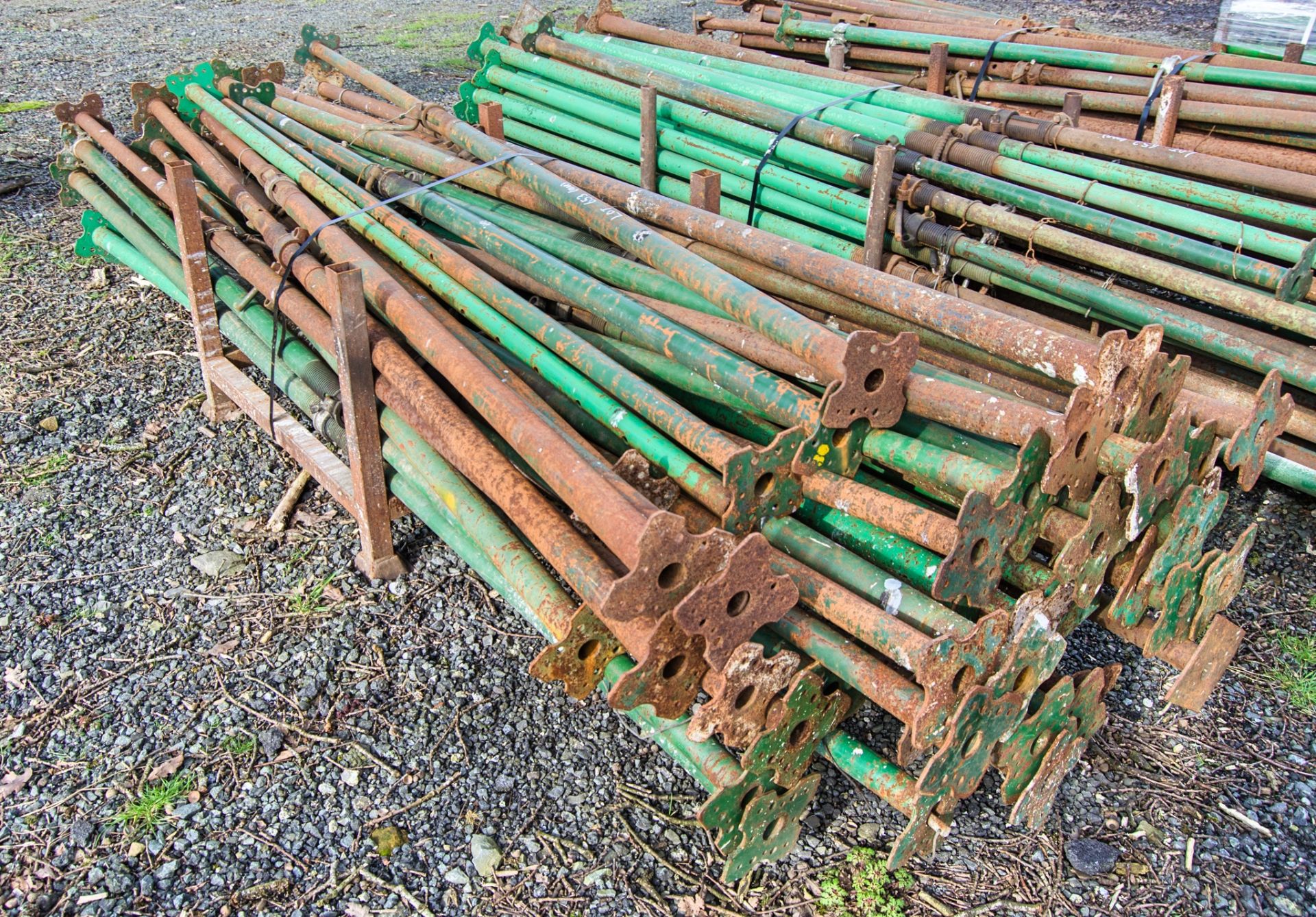 Stillage of adjustable steel props - Image 2 of 2