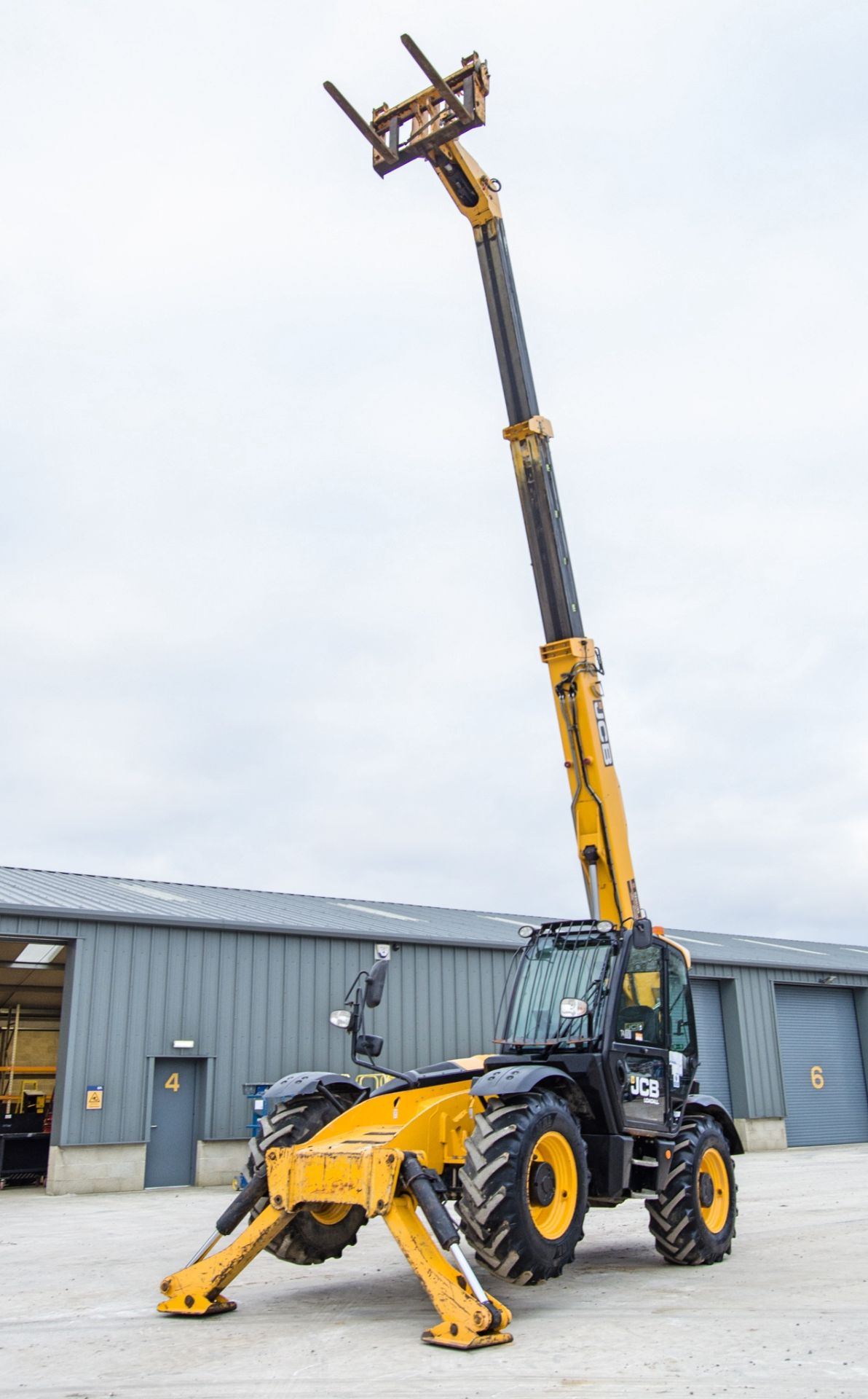 JCB 535-125 T4 IV 12.5 metre telescopic handler Year: 2018 S/N: 2574572 Recorded Hours: 4101 c/w air - Image 9 of 23