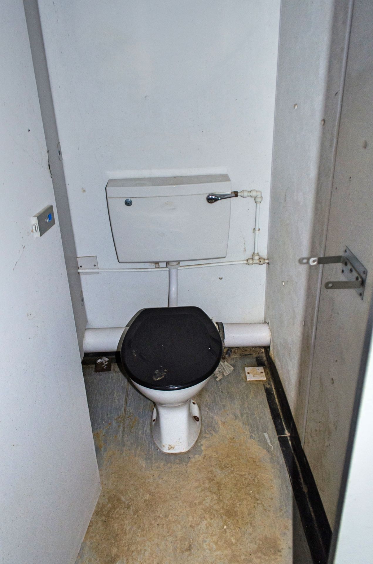 24ft x 9ft steel 4+1 toilet site unit Comprising of: Gents toilet (4 - cubicles, 3 - urinals & 3 - - Image 10 of 11