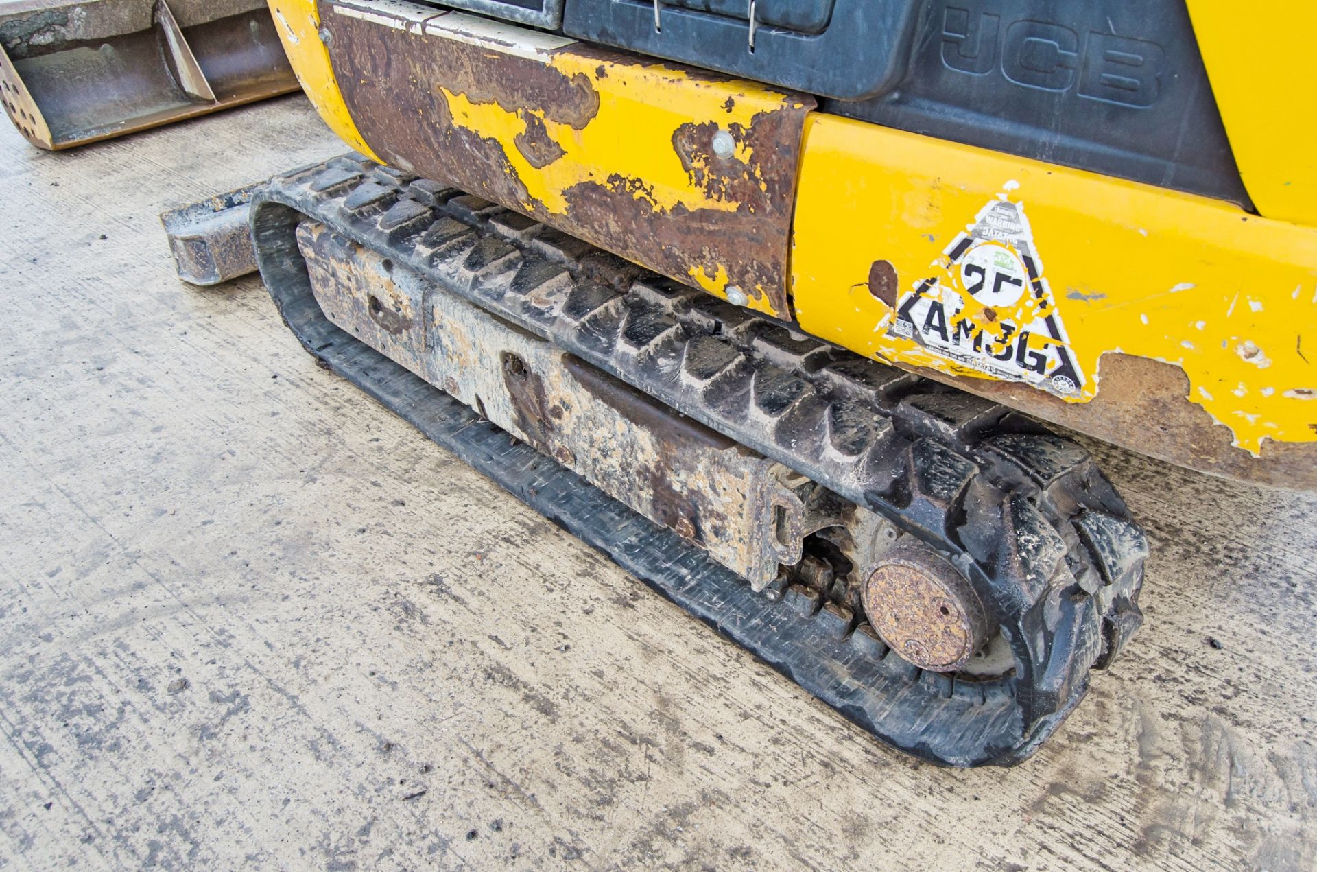 JCB 8016 1.5 tonne rubber tracked mini excavator Year: 2015 S/N: 2071800 Recorded Hours: 2622 blade, - Image 11 of 23