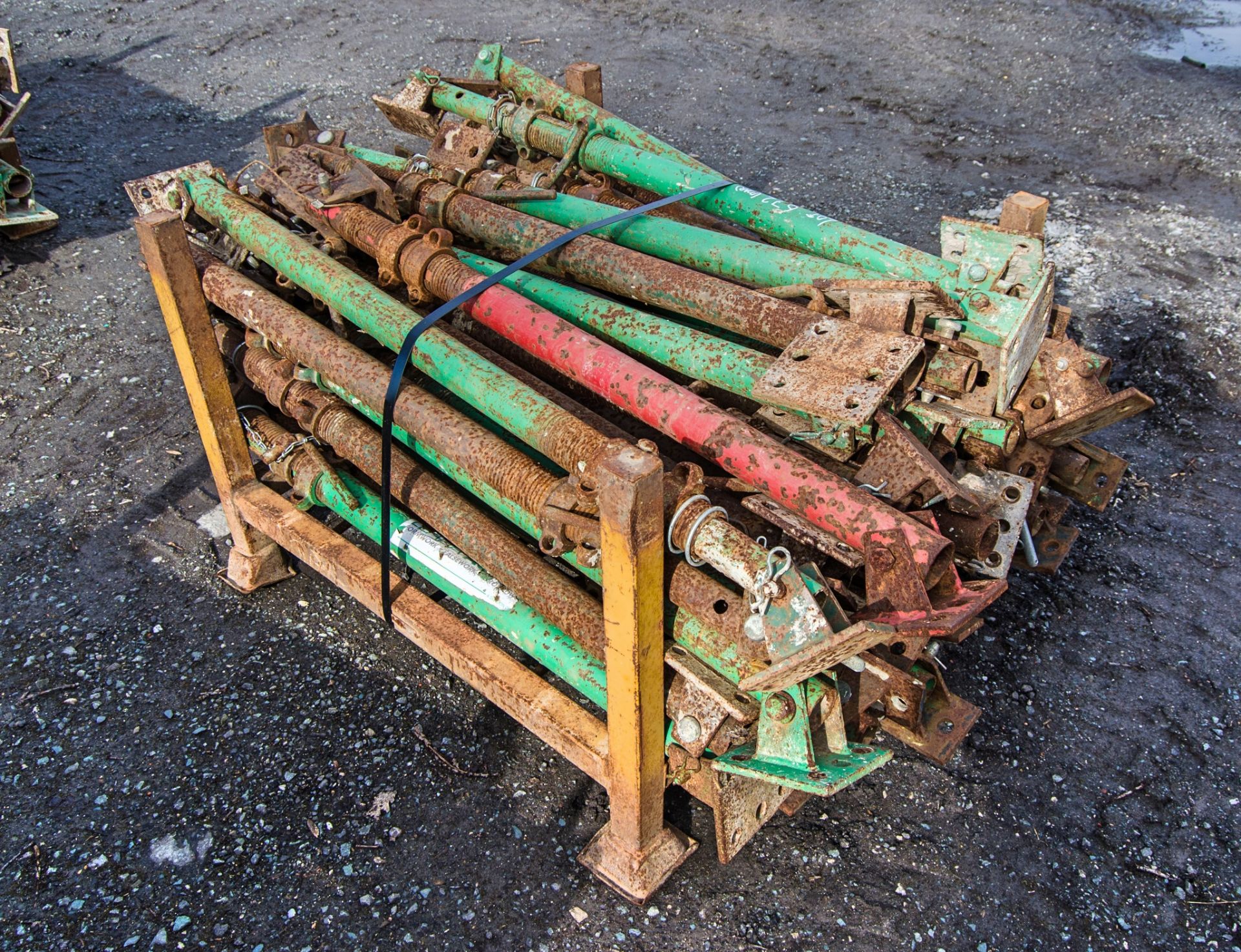 Stillage of adjustable steel props - Image 2 of 2