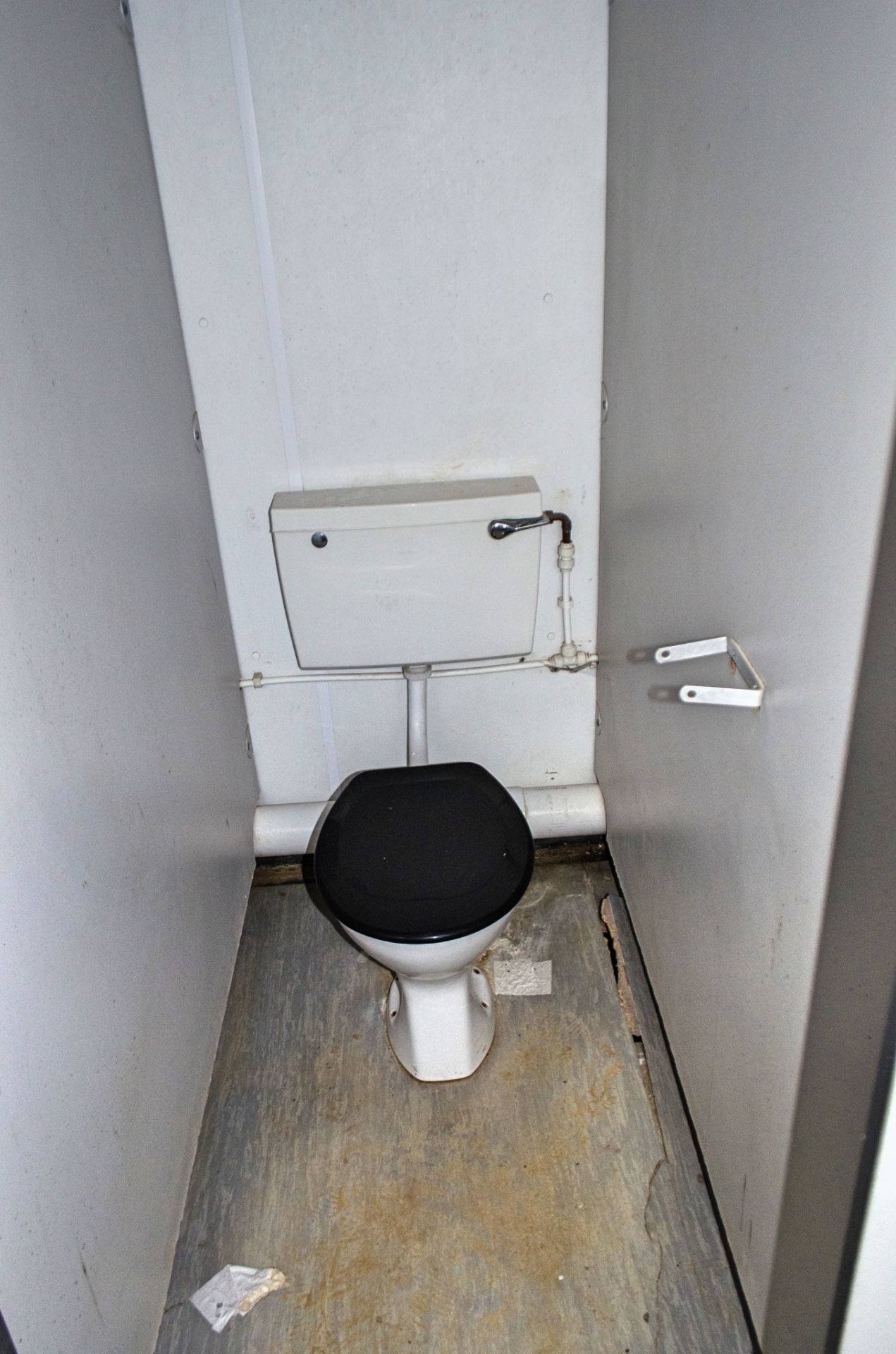 24ft x 9ft steel 4+1 toilet site unit Comprising of: Gents toilet (4 - cubicles, 3 - urinals & 3 - - Image 8 of 11