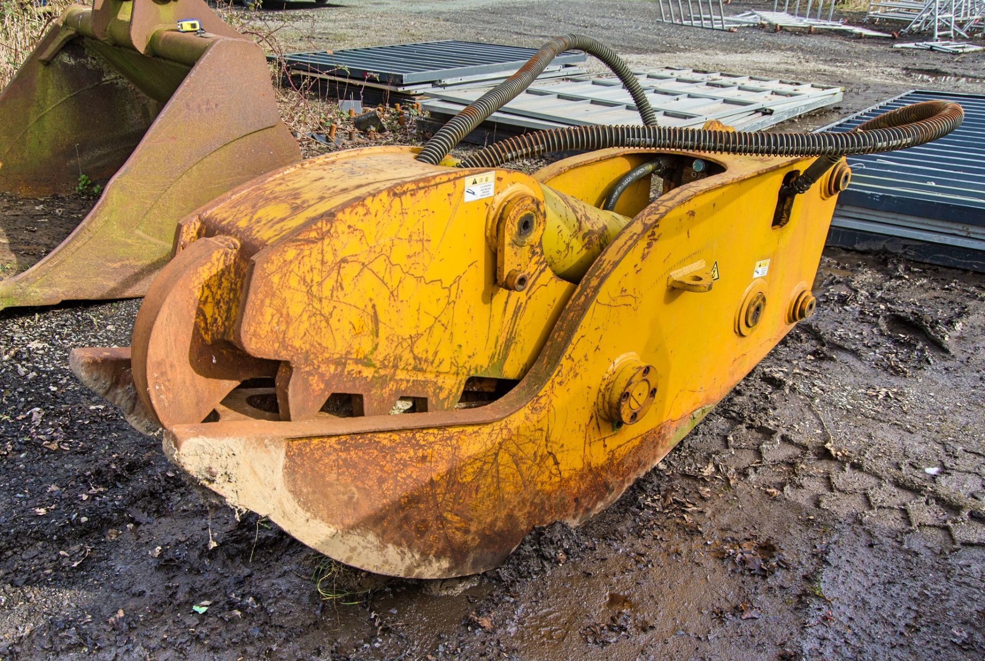 Hydraulic demolition shear/grab to suit excavator Pin diameter: 65mm Pin centres: 400mm Pin width: