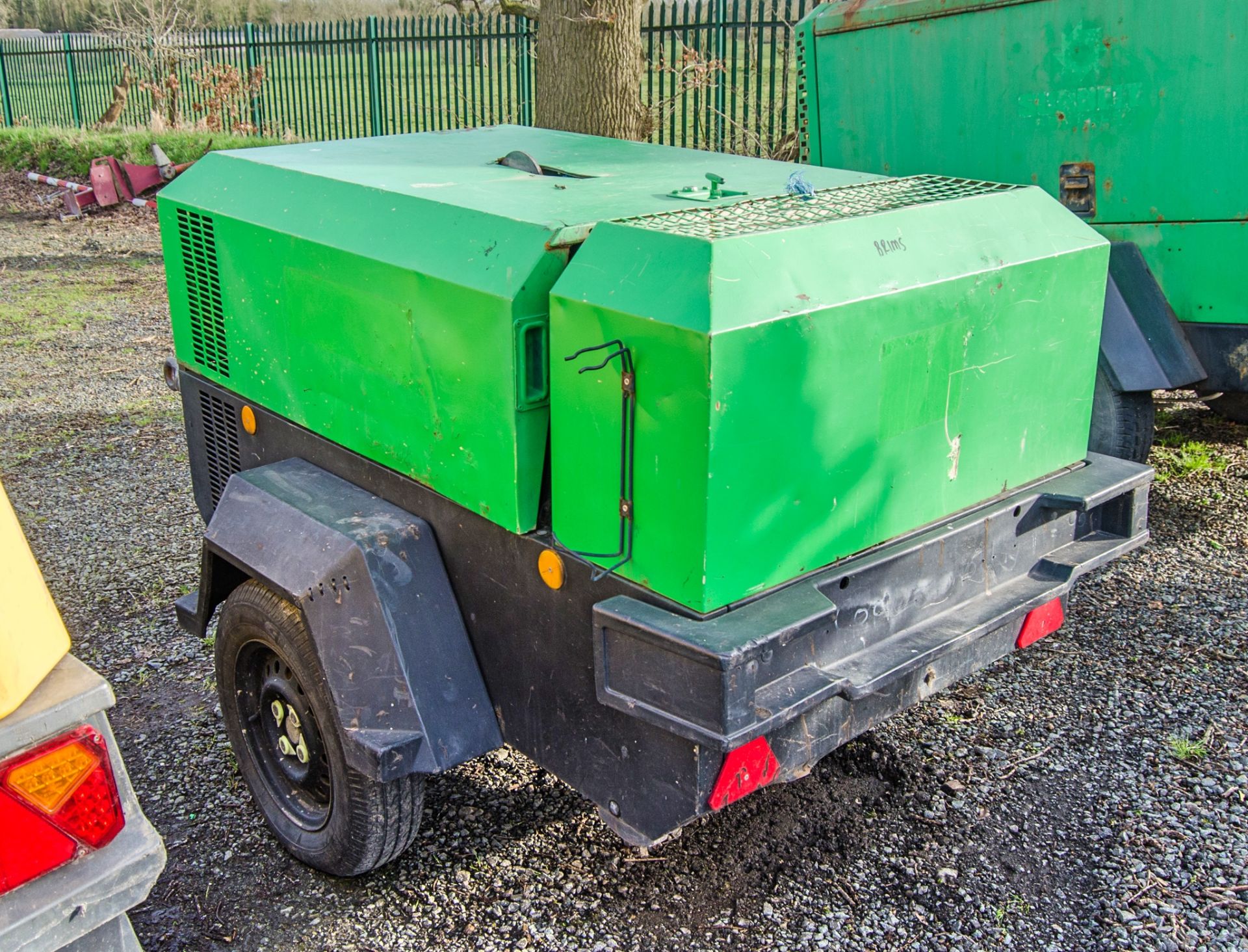 Doosan 741 diesel driven fast tow mobile air compressor Year: 2011 S/N: 430670 Recorded hours: - Image 4 of 7