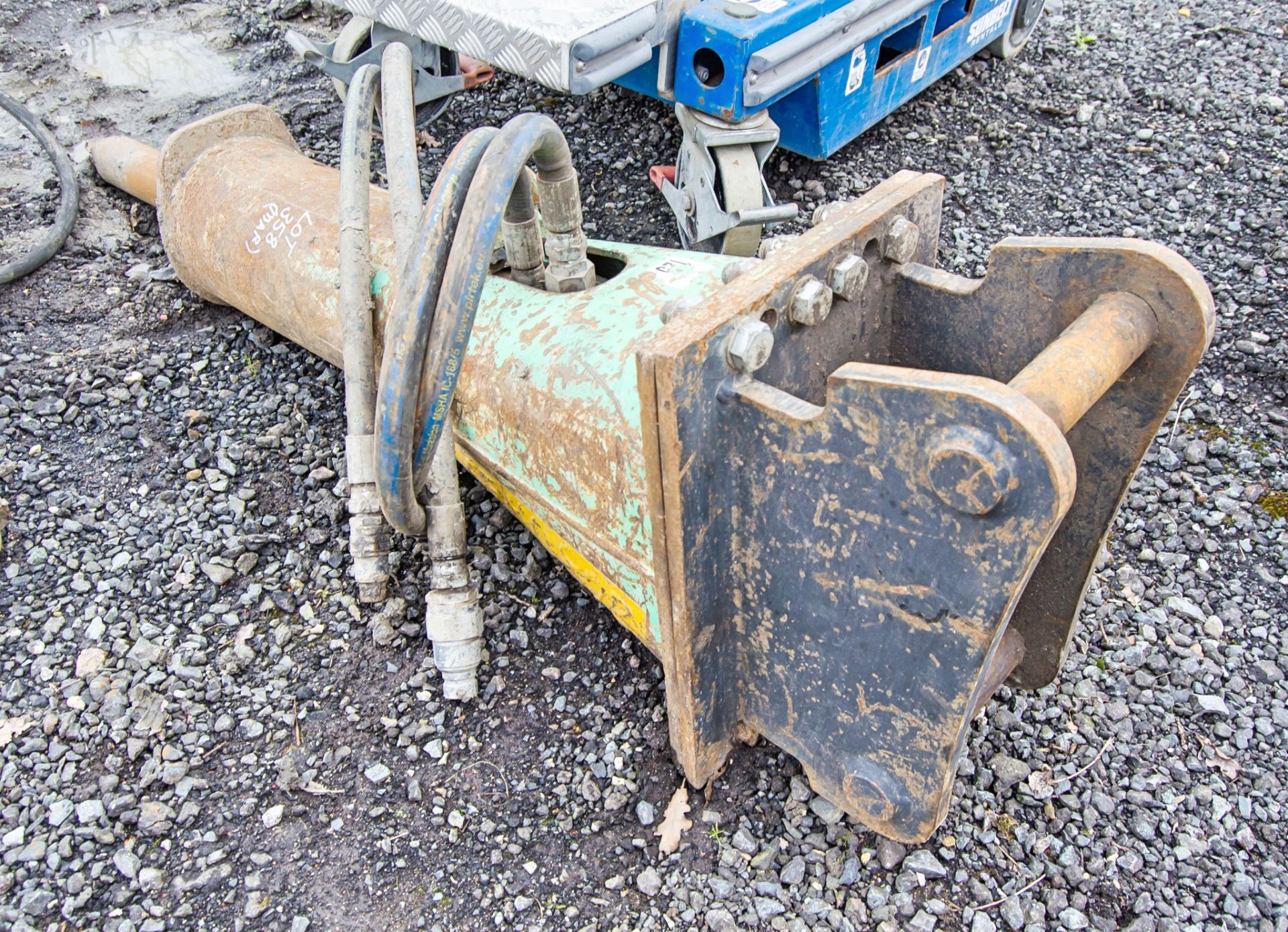 Hydraulic breaker to suit 5-8 tonne excavator Pin diameter: 45mm Pin centres: 350mm Pin width: 180mm