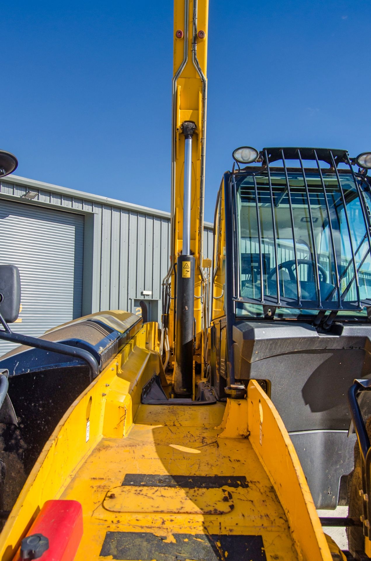 JCB 540-140 Hi-Viz T4 IV 14 metre telescopic handler Year: 2017 S/N: 2570292 Recorded Hours: 2735 - Image 12 of 24