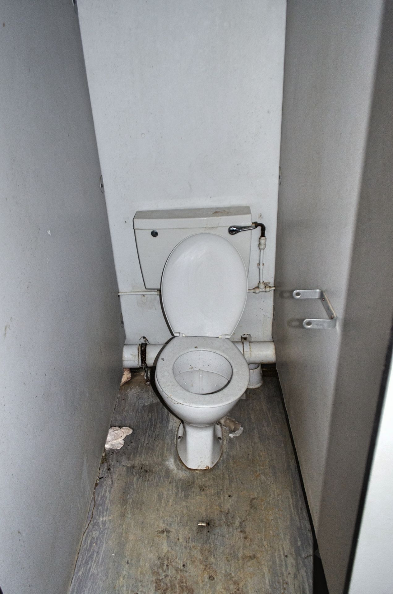 24ft x 9ft steel 4+1 toilet site unit Comprising of: Gents toilet (4 - cubicles, 3 - urinals & 3 - - Image 7 of 11