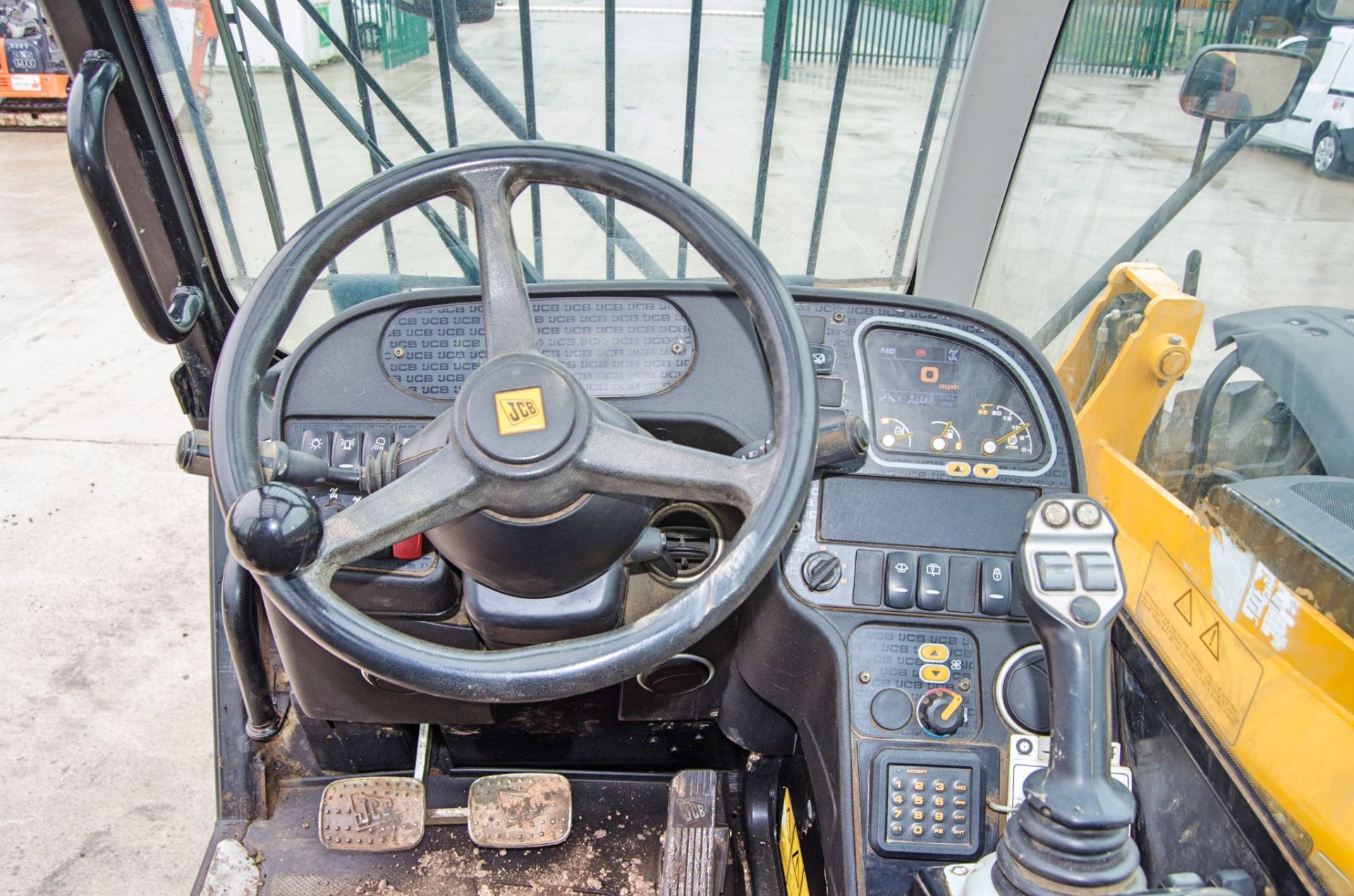 JCB 540-170 T4 IV 17 metre telescopic handler Year: 2016 S/N: 2466177 Recorded Hours: 4145 c/w - Image 18 of 27