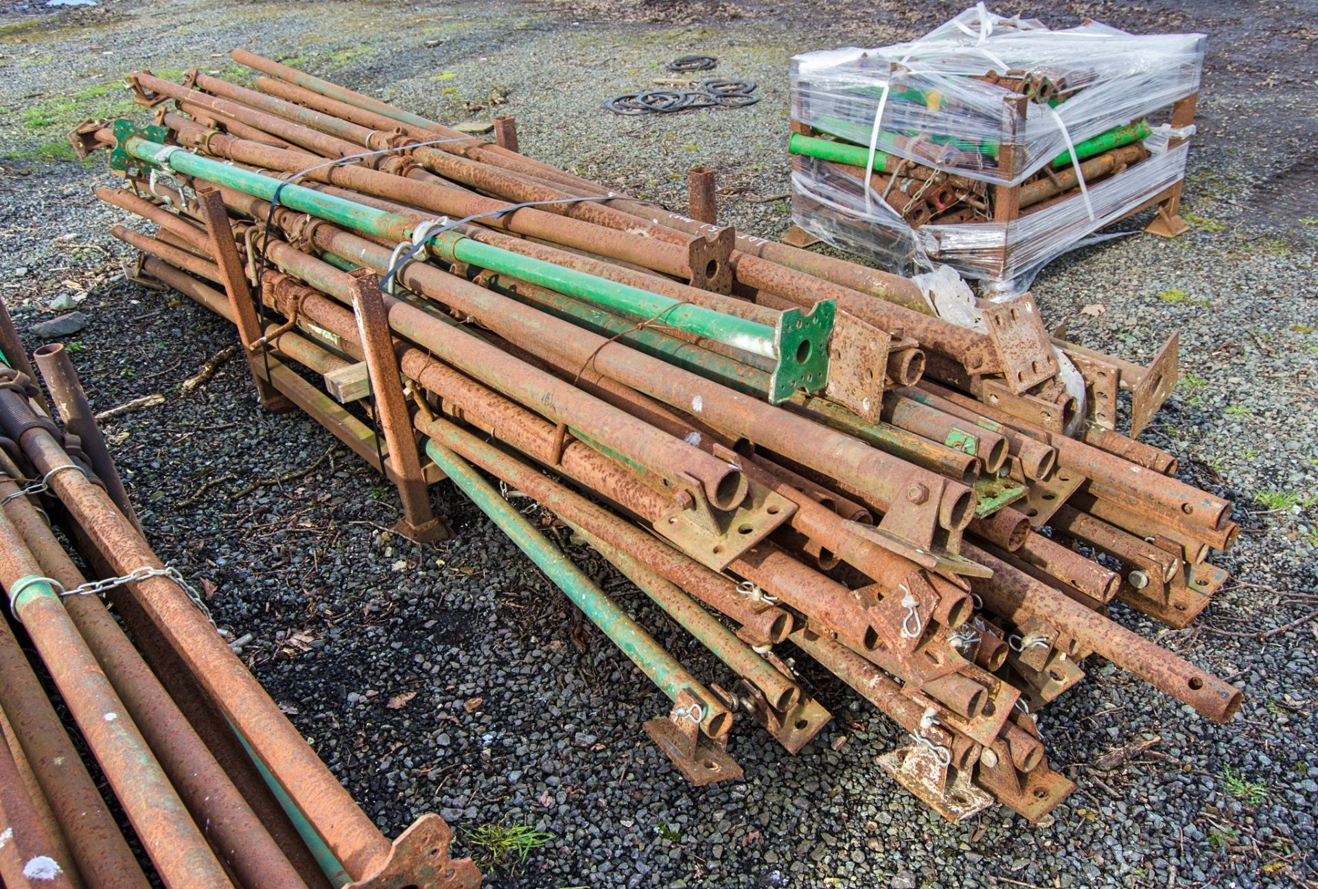 Stillage of adjustable steel props - Image 2 of 2