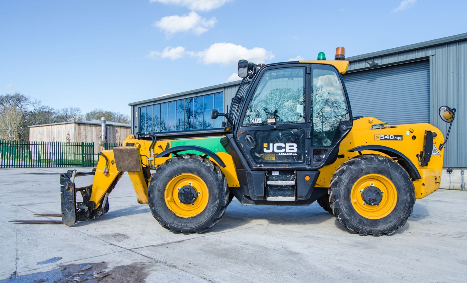 JCB 540-140 Hi-Viz T4 IV 14 metre telescopic handler Year: 2017 S/N: 2570292 Recorded Hours: 2735 - Image 7 of 24