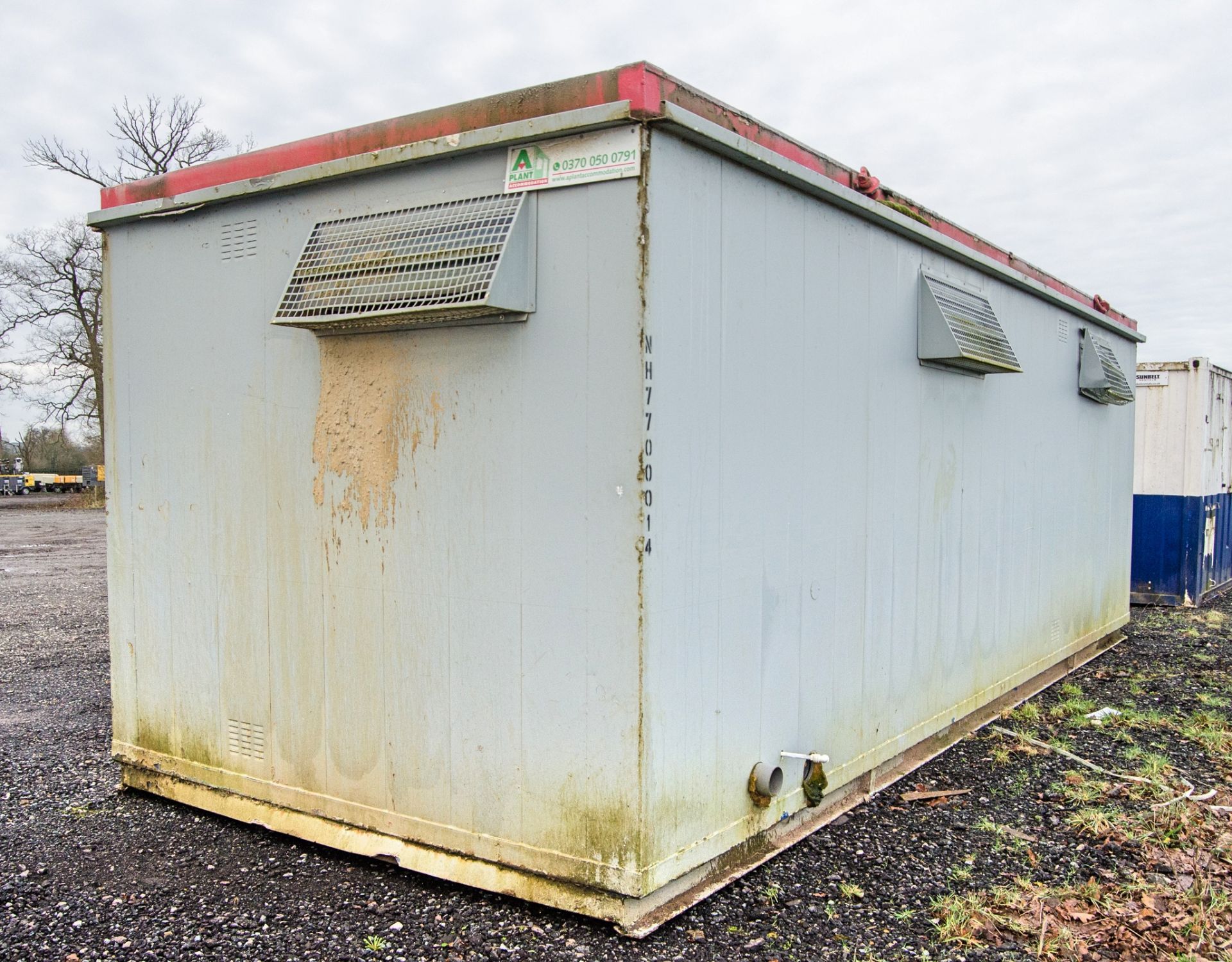 24ft x 9ft steel 4+1 toilet site unit Comprising of: Gents toilet (4 - cubicles, 3 - urinals & 3 - - Image 4 of 11