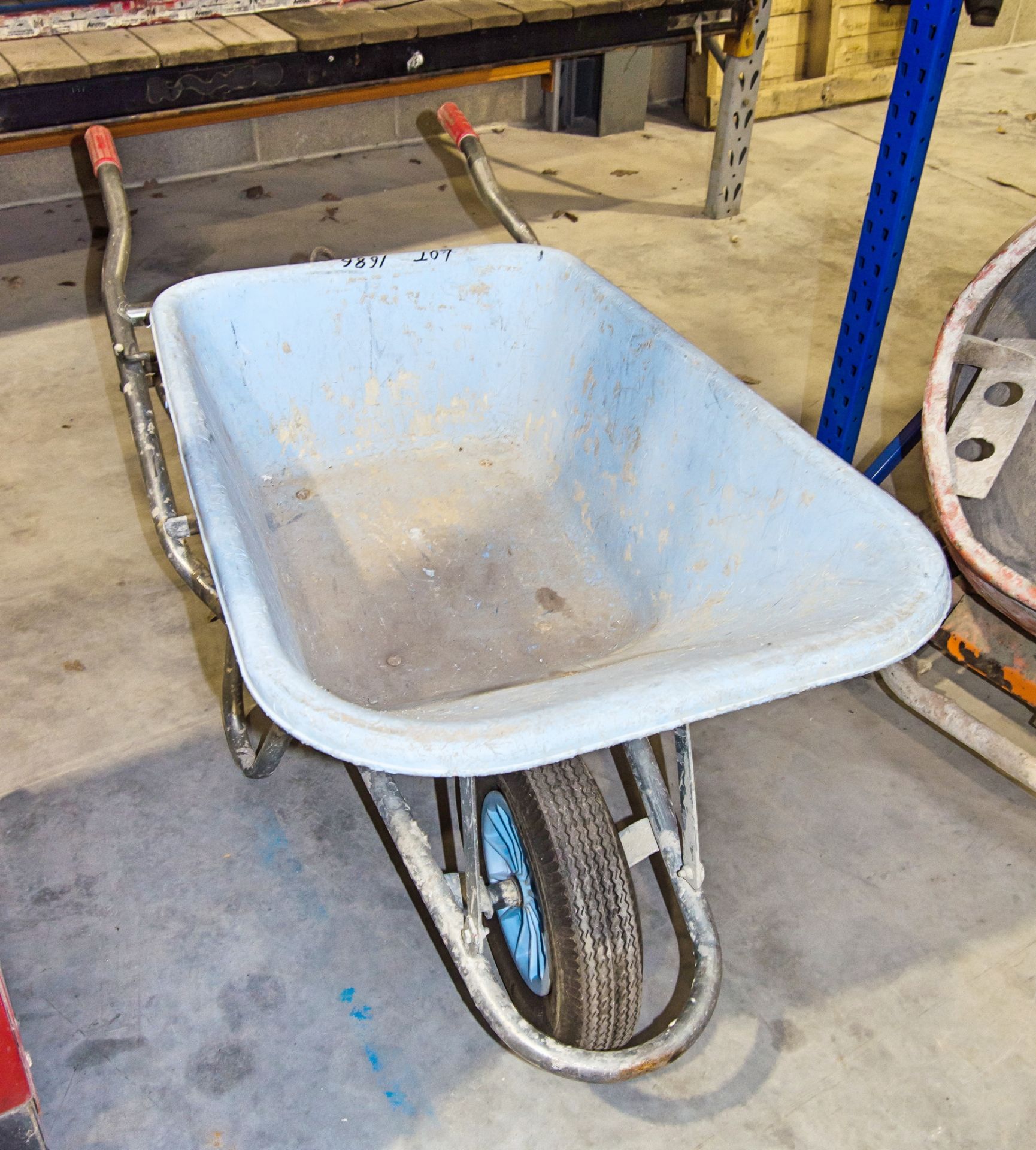 Craneable wheelbarrow LM86V202