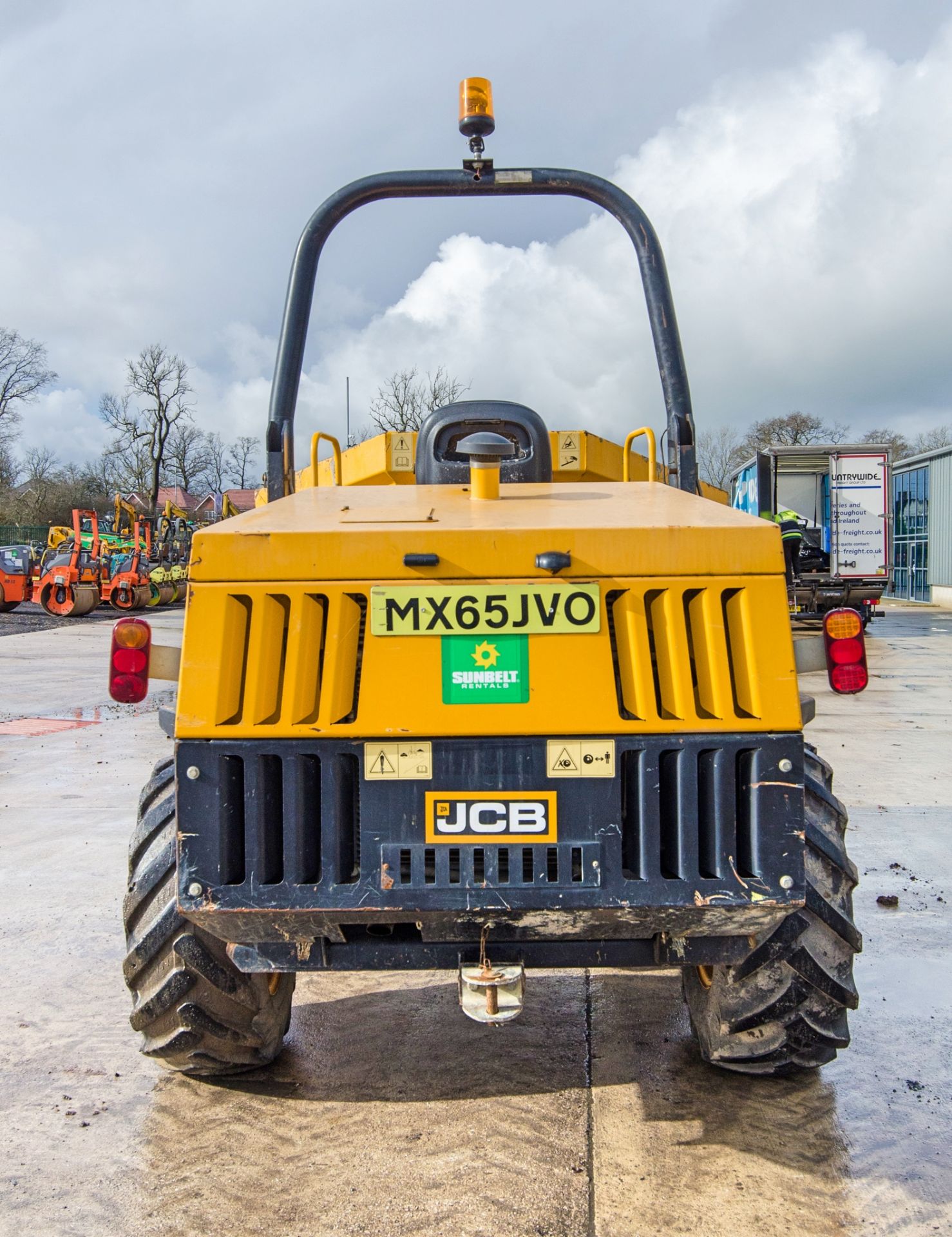 JCB 6 tonne swivel skip dumper Year: 2015 S/N: EFFRL8710 Recorded Hours: 2231 c/w V5C certificate - Image 6 of 22